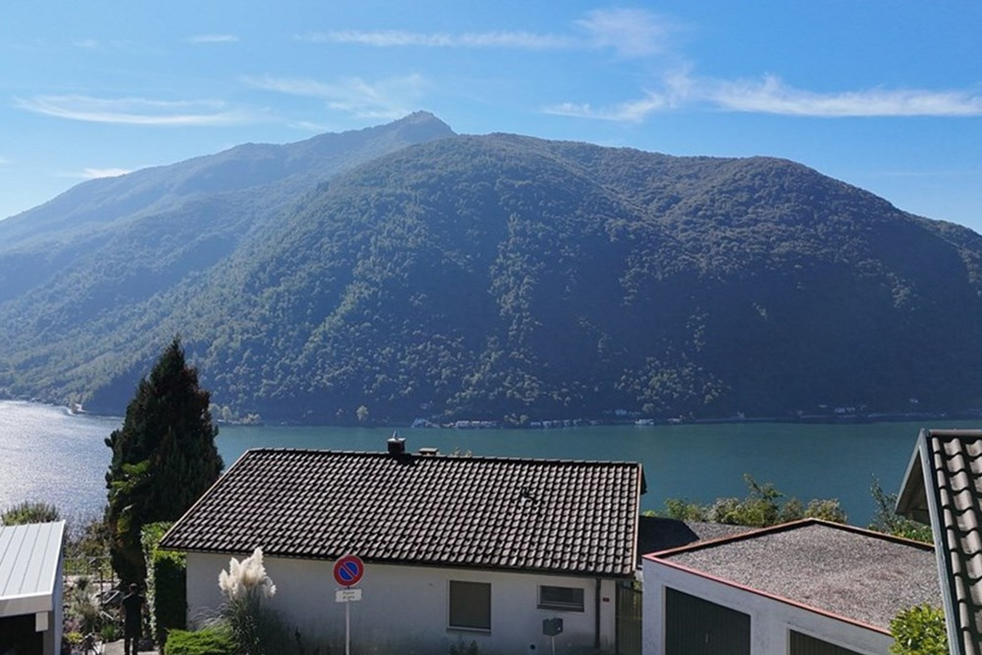 Seeblick mit Bergen und Häusern