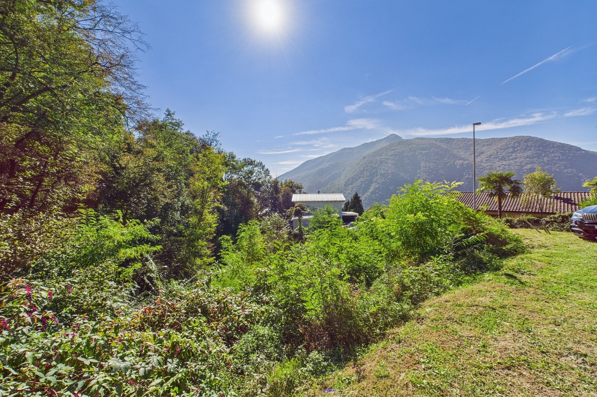 Landschaftlicher Ausblick mit Garten und Bergen