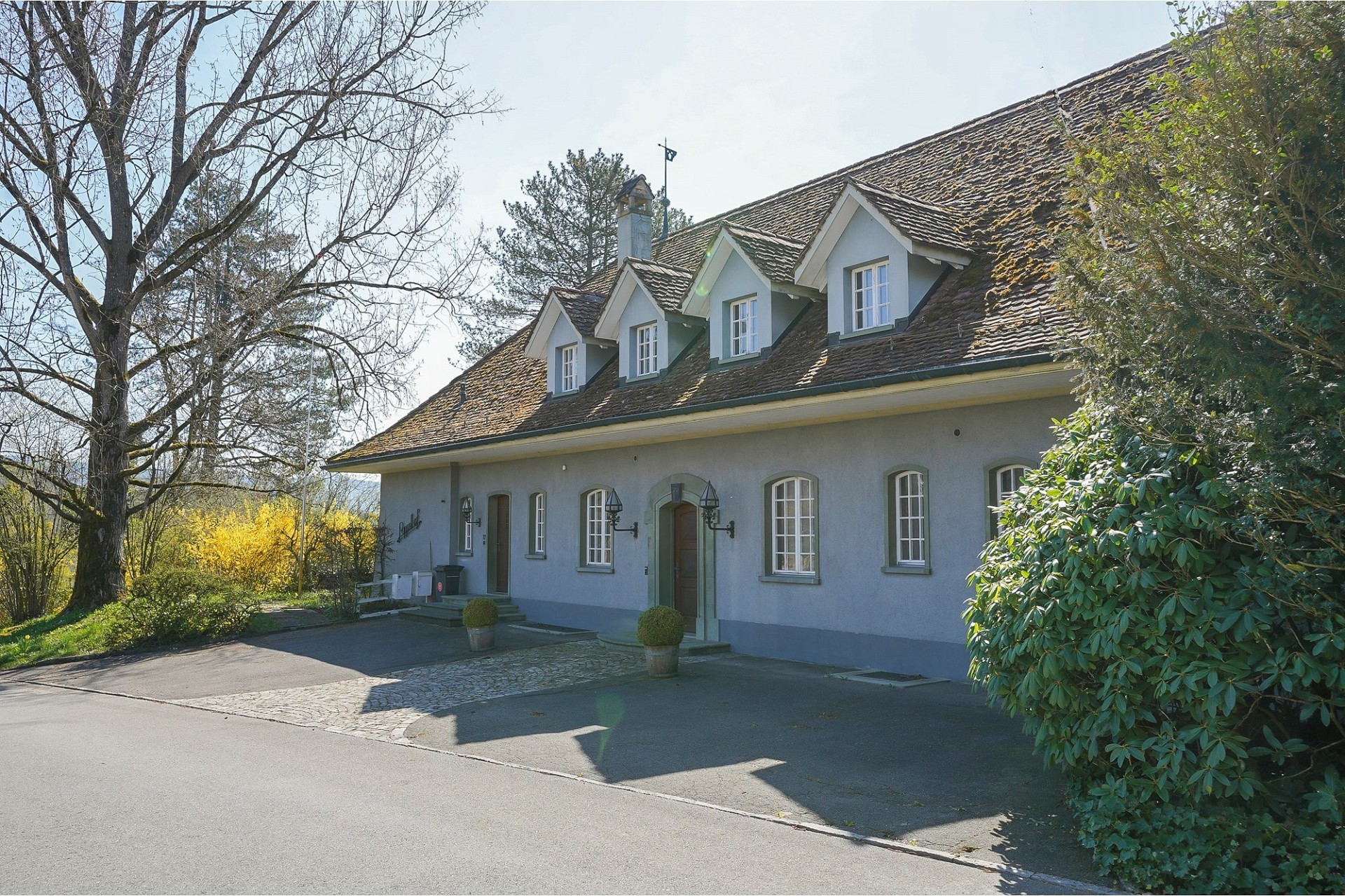 Landhaus mit steilem Schiefer-/Ziegeldach