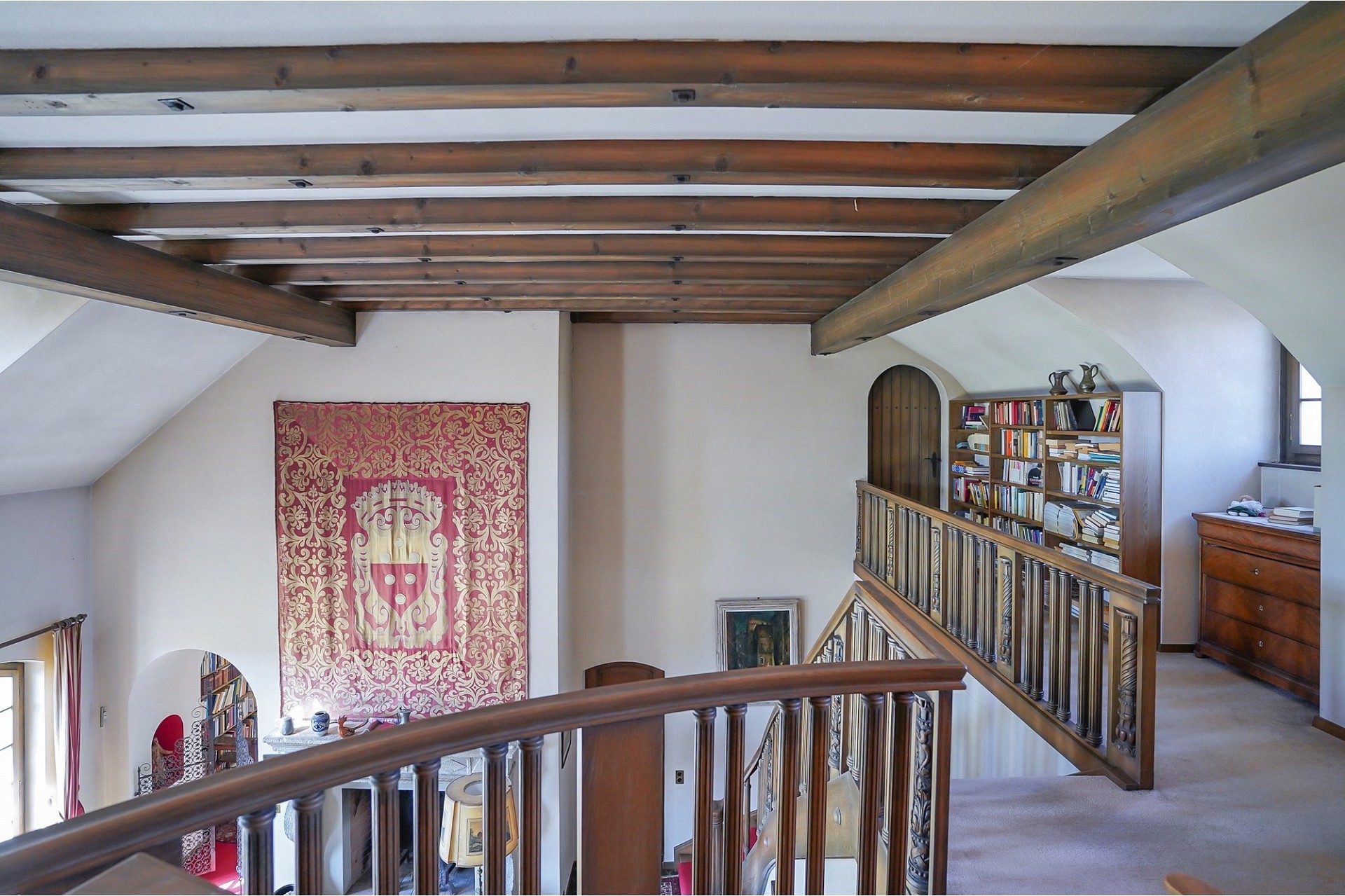 Galerie mit Holzbalkendecke