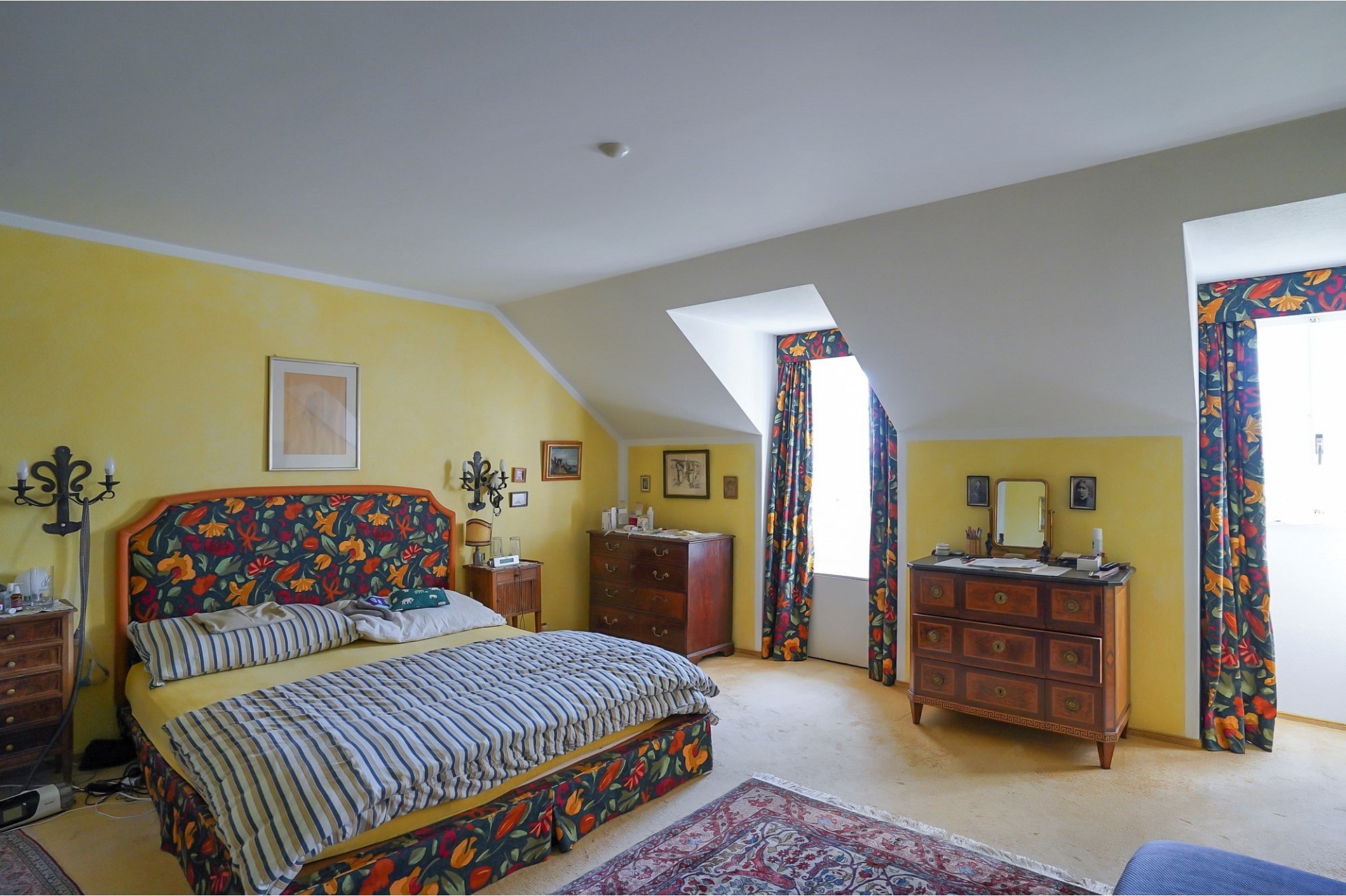 Schlafzimmer mit farbenfrohem Dekor