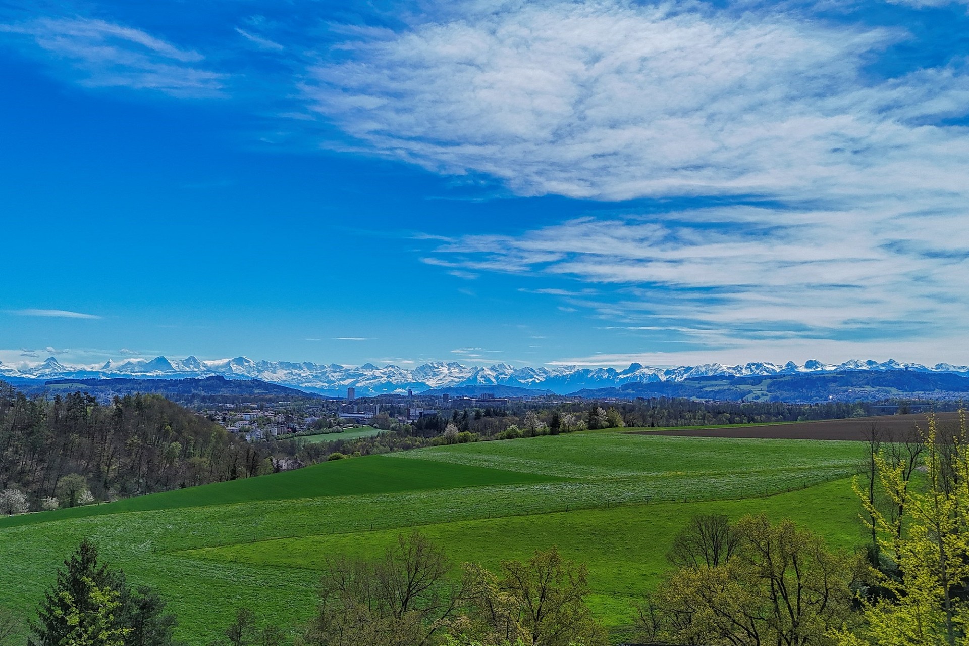 Panoramablick auf Berge und Landschaft
