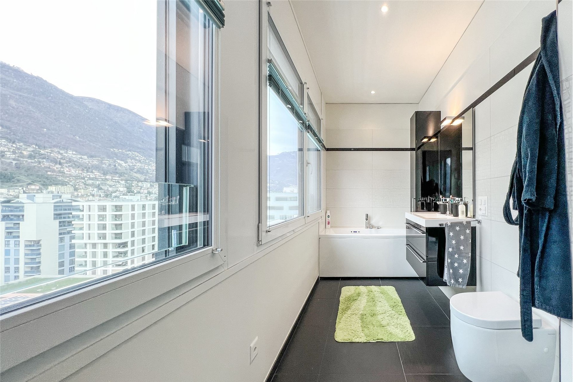 Modernes Badezimmer mit Panoramablick