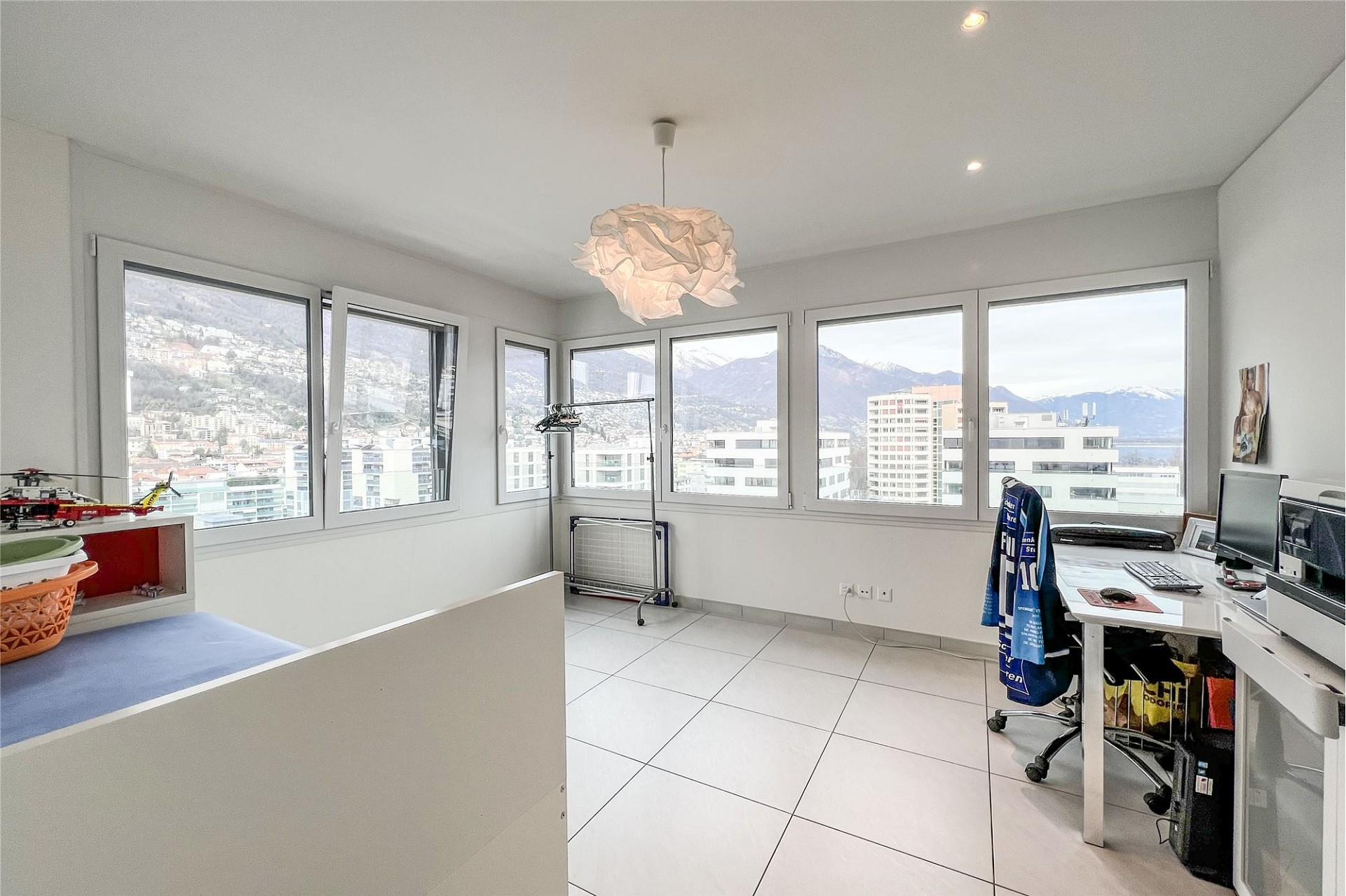 Helles Arbeitszimmer mit Bergblick