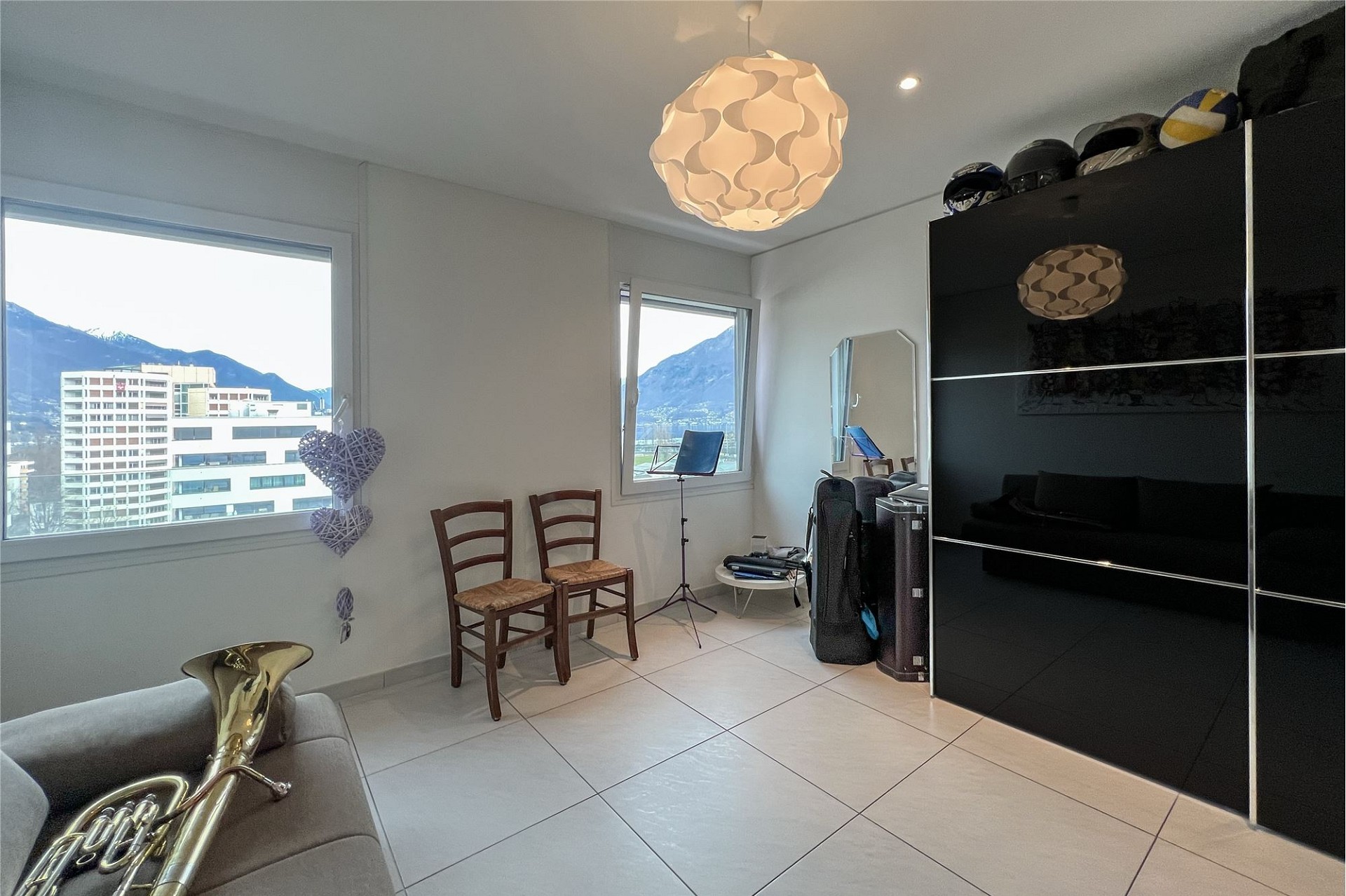 Helles Zimmer mit Bergblick