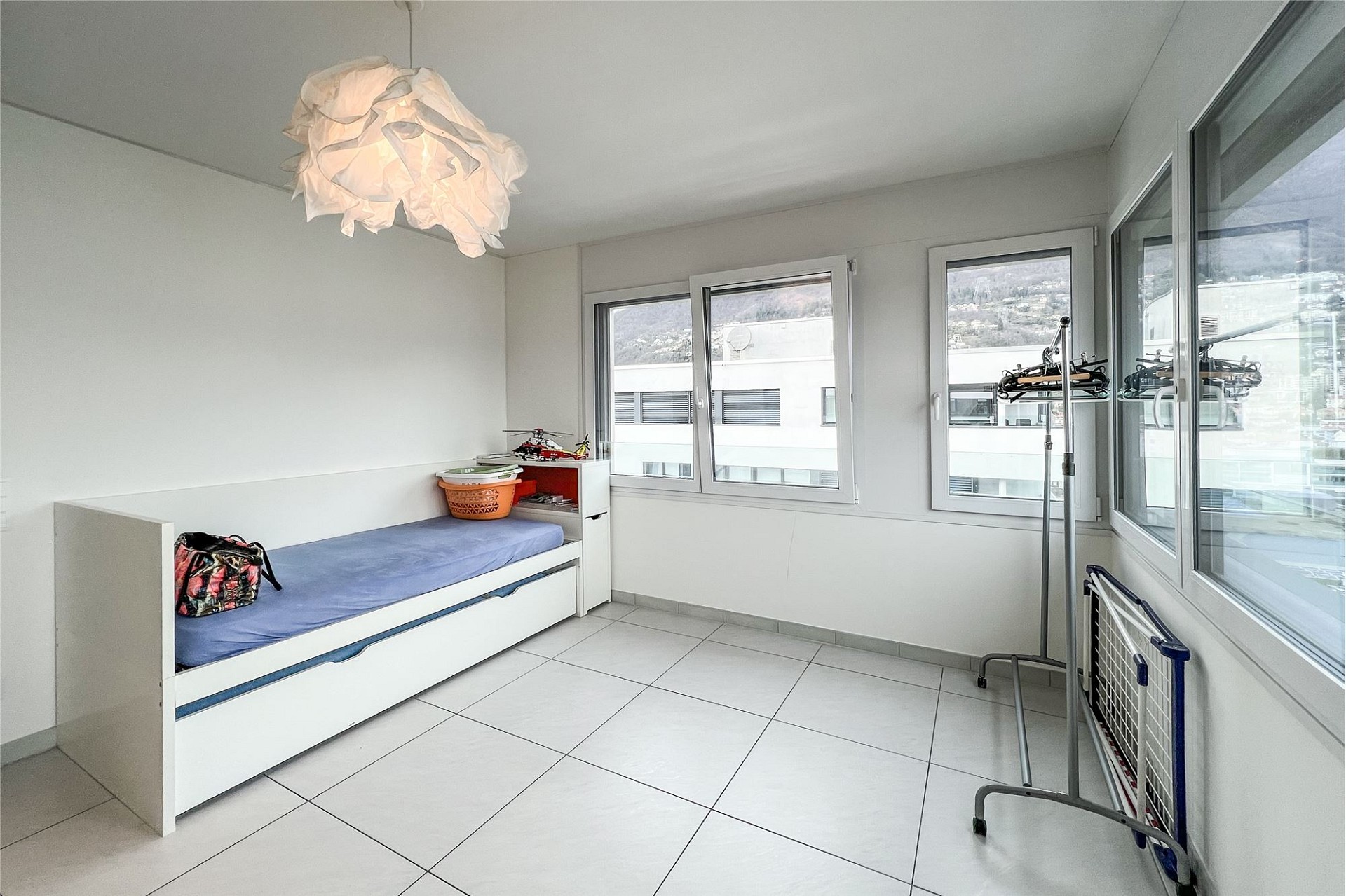 Helles Zimmer mit Bett und Fenstern