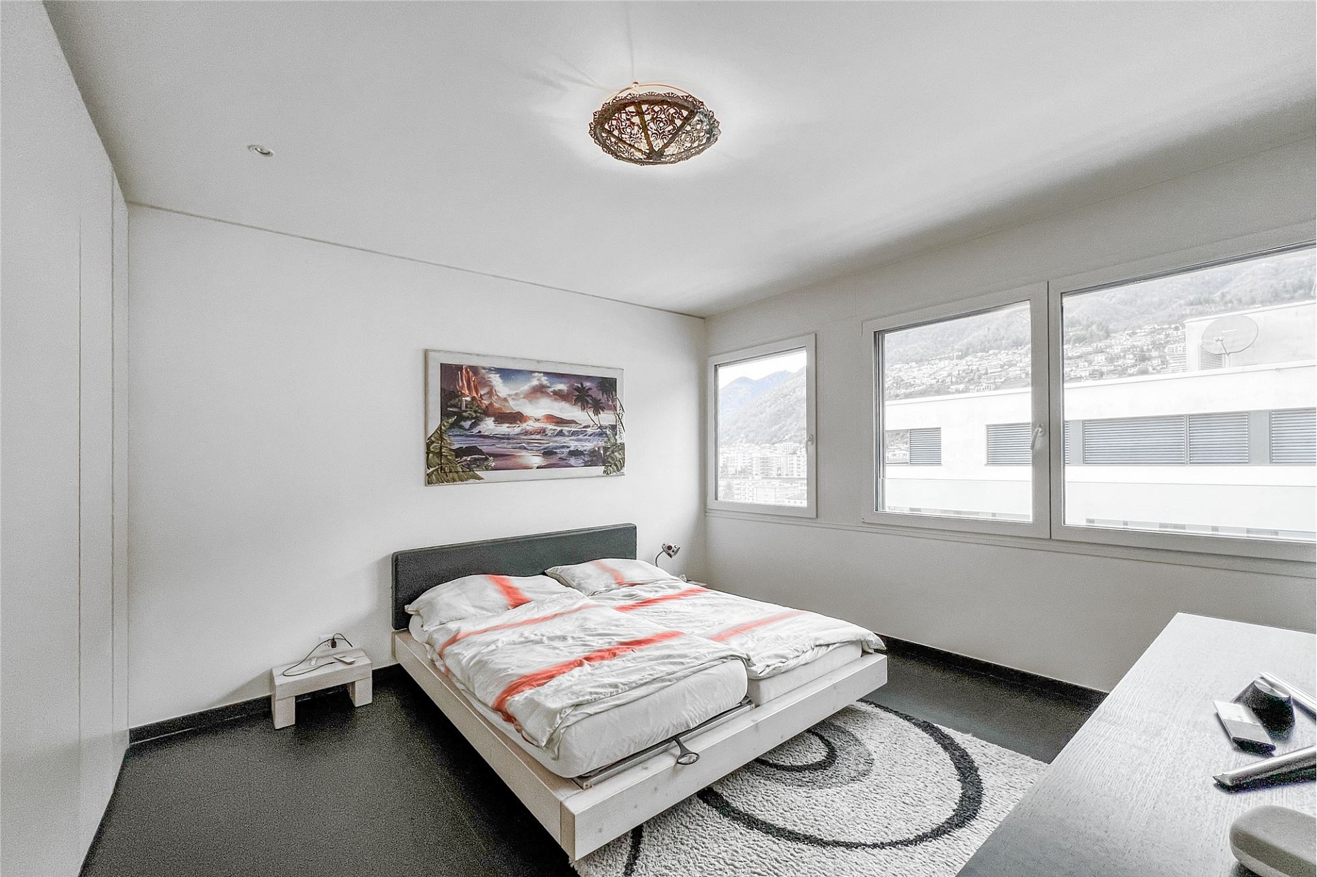 Schlichtes Schlafzimmer mit Bergblick