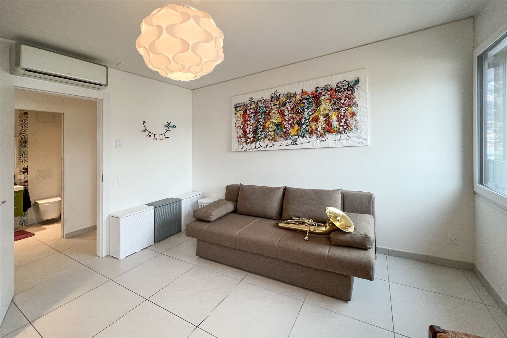 Wohnzimmer mit Sofa und Kunst