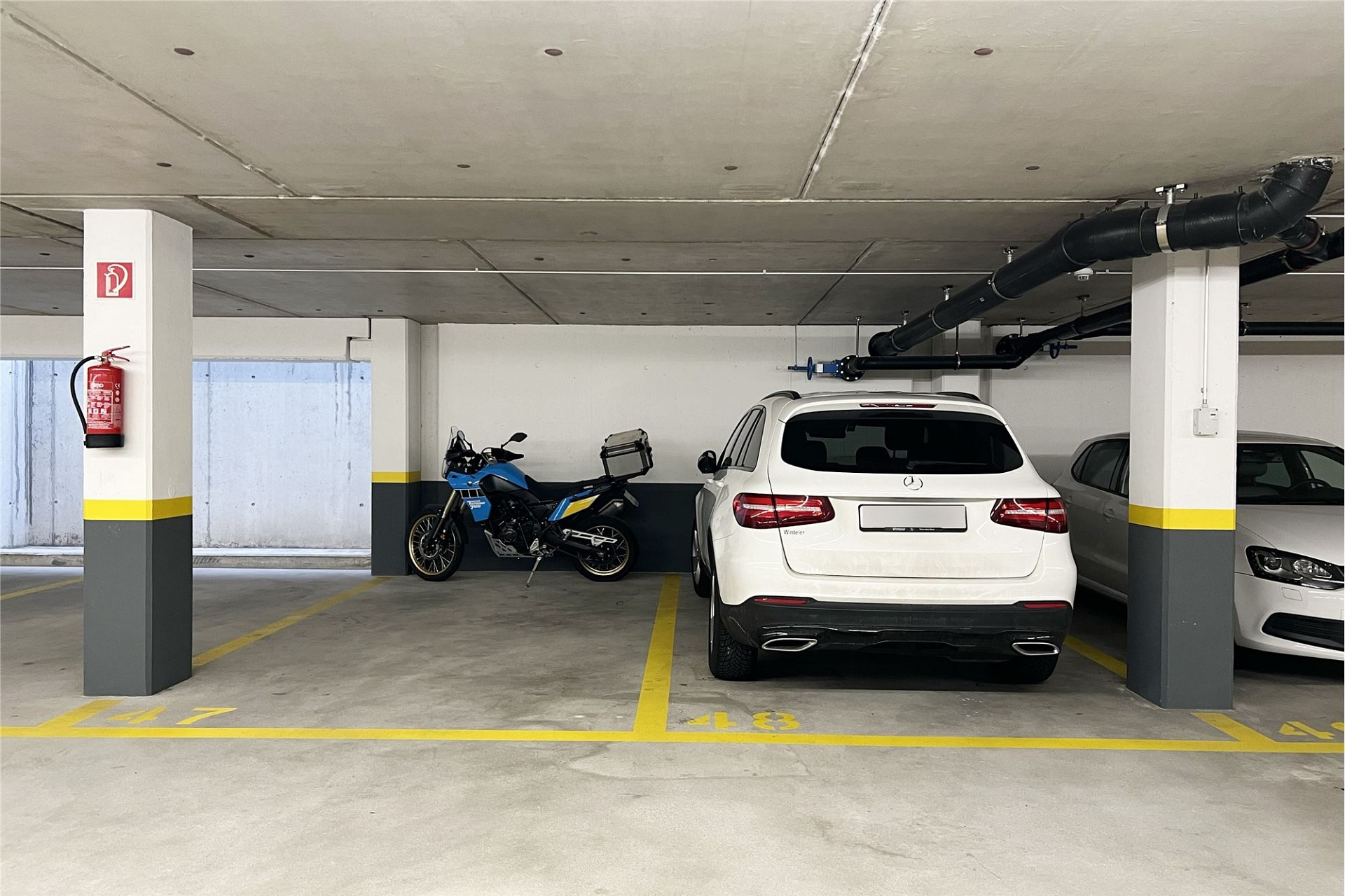 Tiefgarage mit Stellplätzen und Fahrzeugen