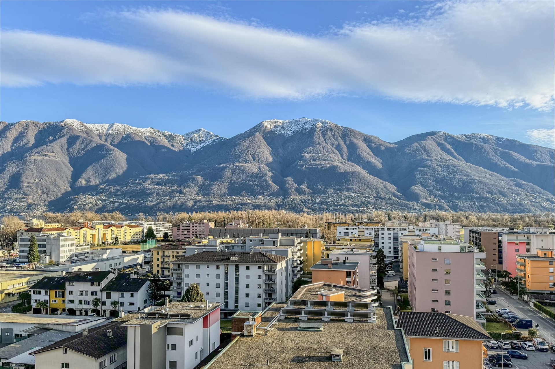 Stadtblick mit Bergpanorama