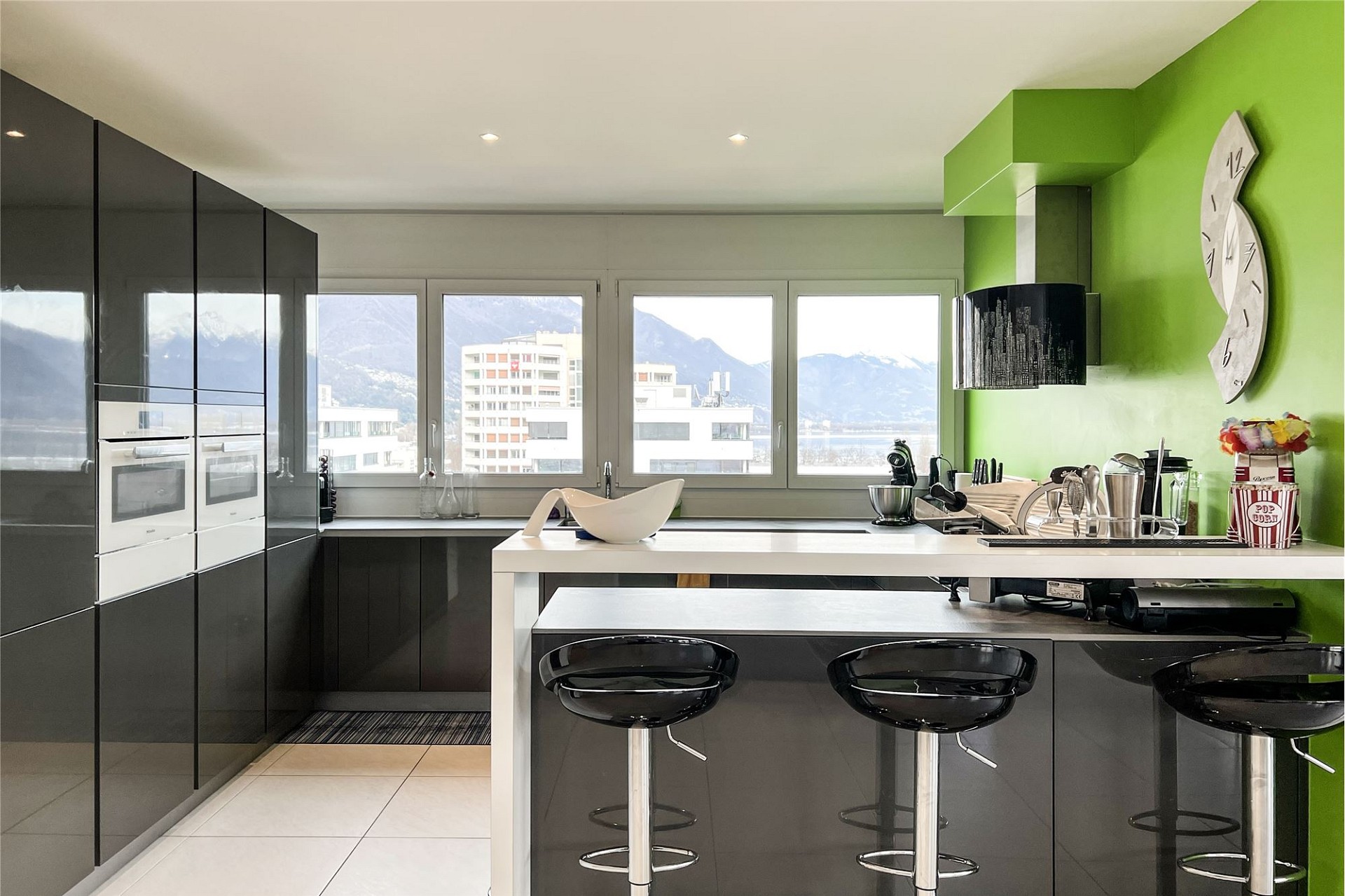 Moderne Küche mit Bergblick