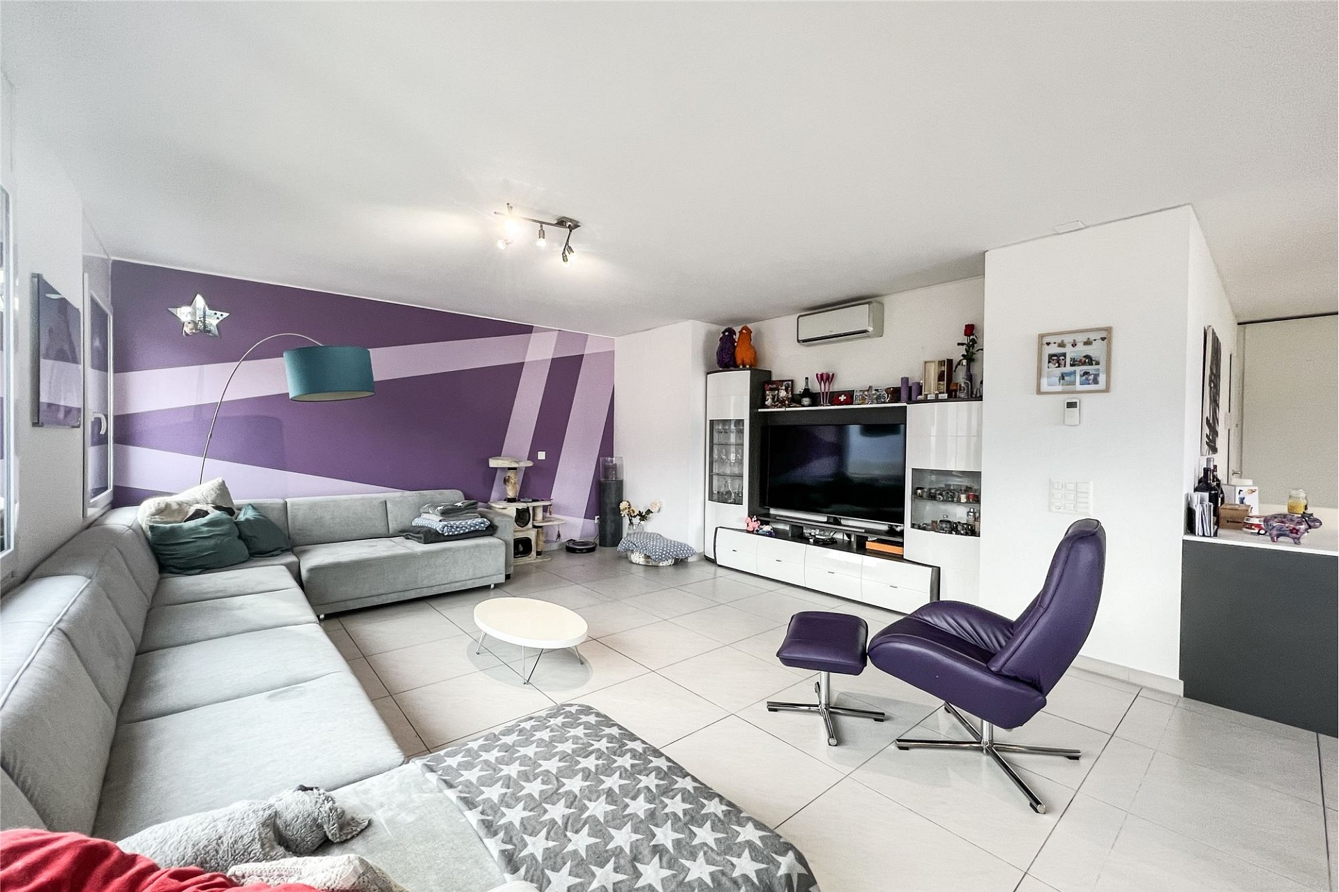 Modernes Wohnzimmer mit violetter Akzentwand