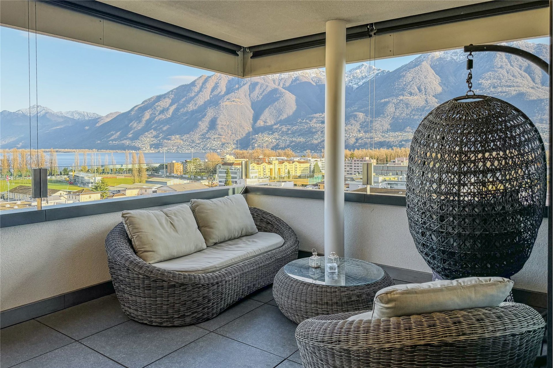 Balkon mit Berg- und Seeblick