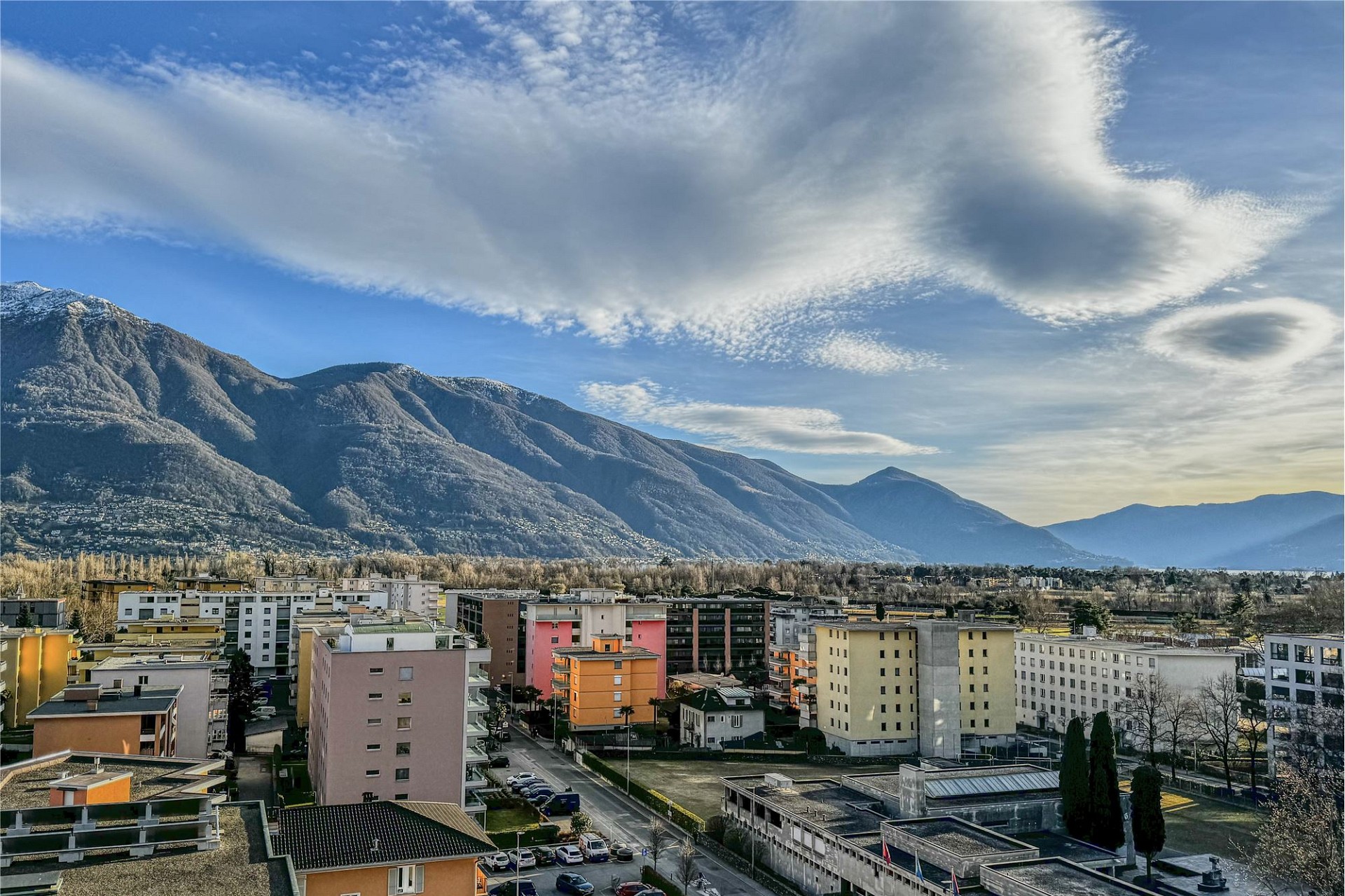 Stadtpanorama mit Bergen