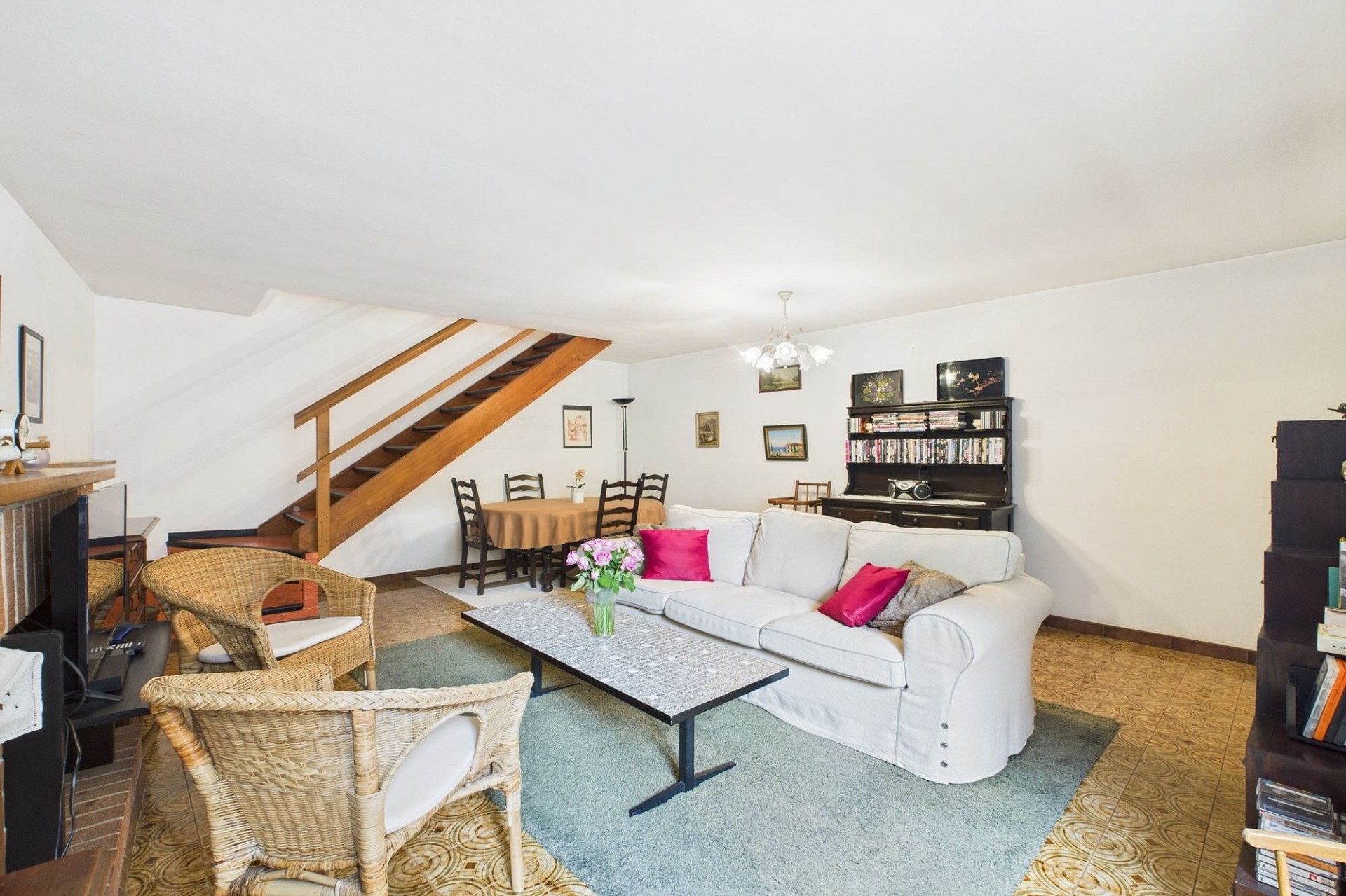 Wohnzimmer mit Treppe und Essbereich