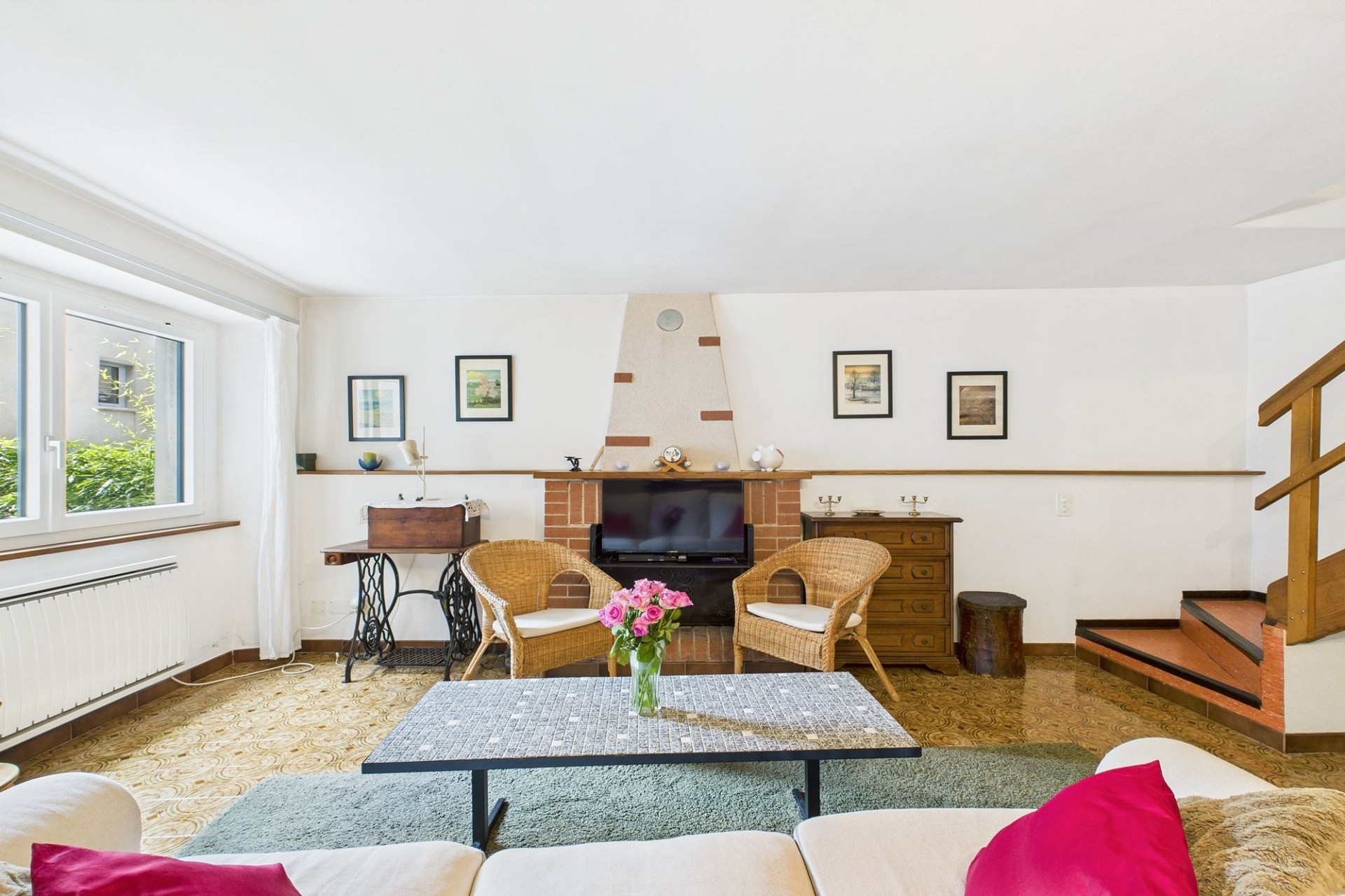 Wohnzimmer mit Kamin und Treppe