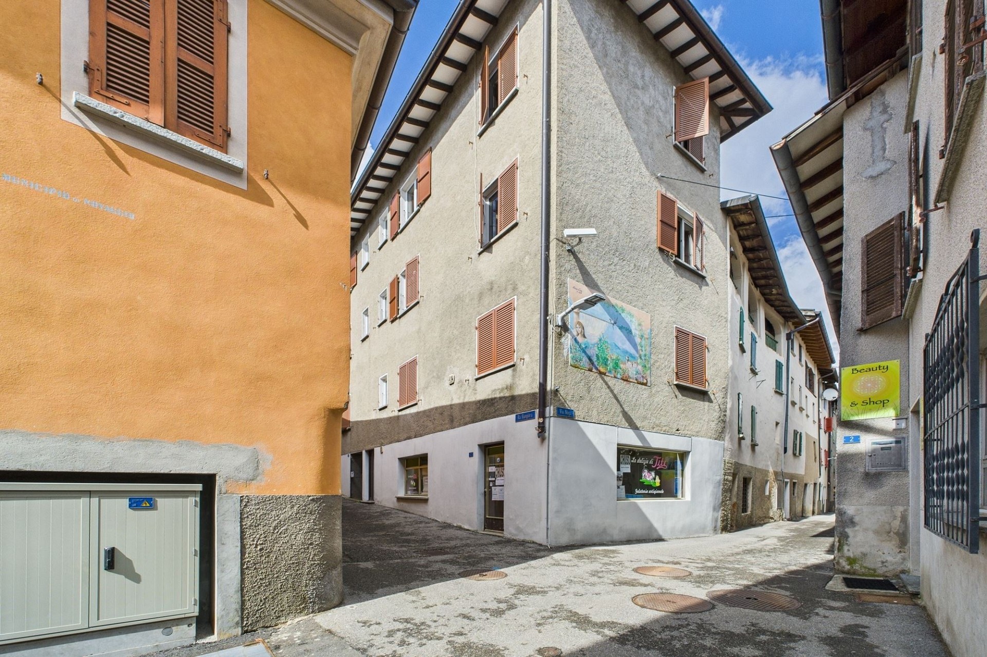 Enge Gasse zwischen Wohnhäusern