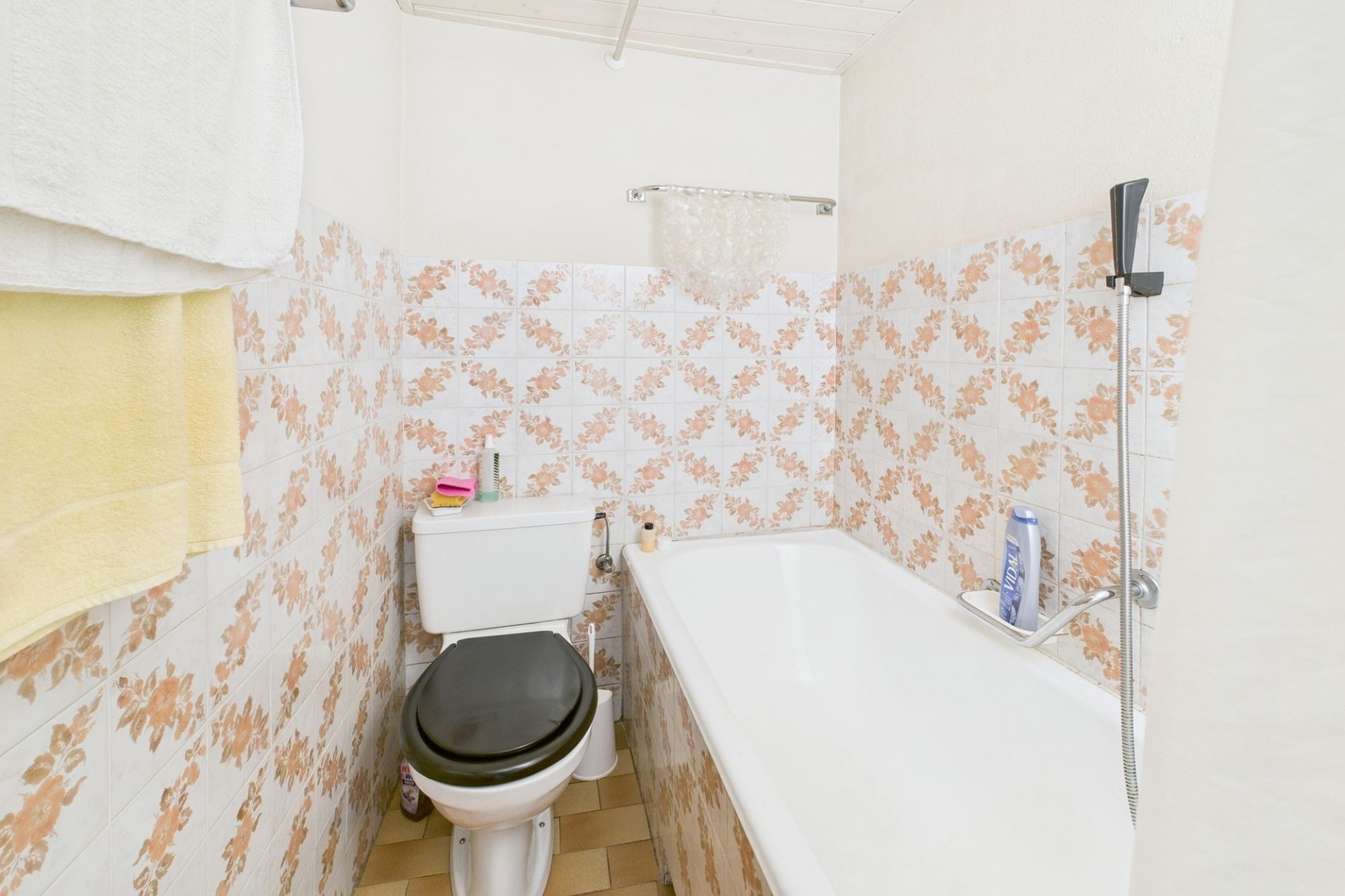 Kleines Badezimmer mit Wanne und WC