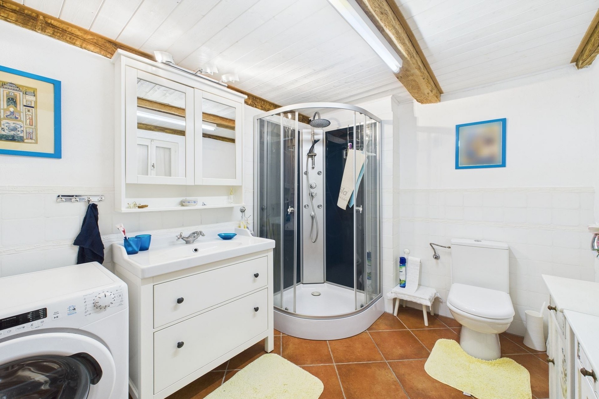 Helles Badezimmer mit Dusche, Waschbereich und WC
