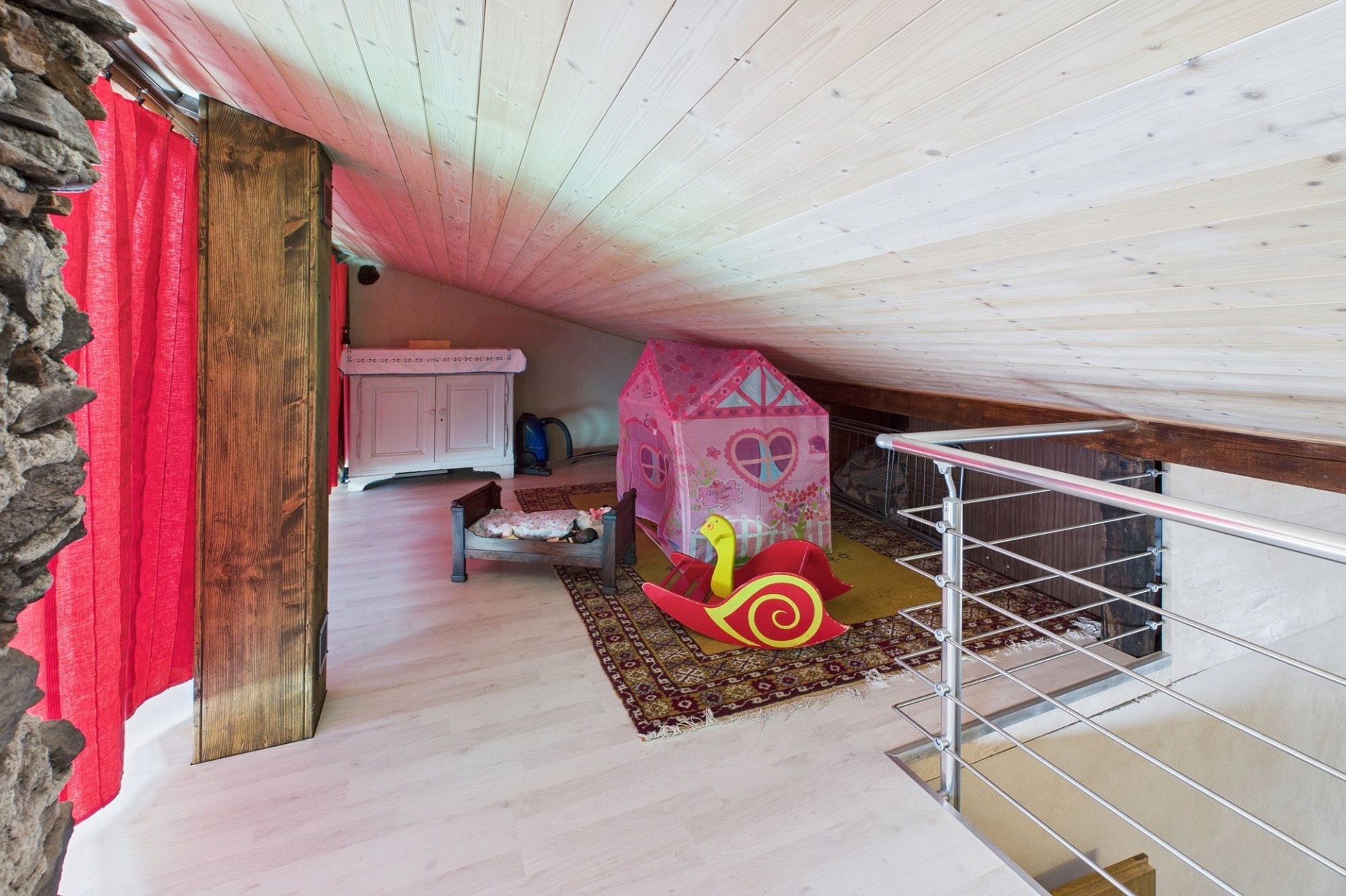 Ausgebauter Dachboden mit Kinderspielbereich