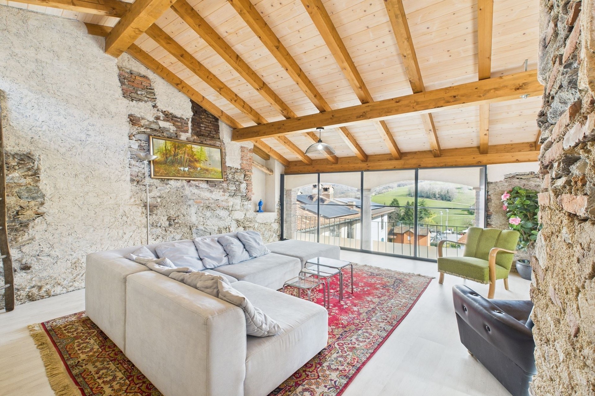 Rustikales Wohnzimmer mit Panoramafenster