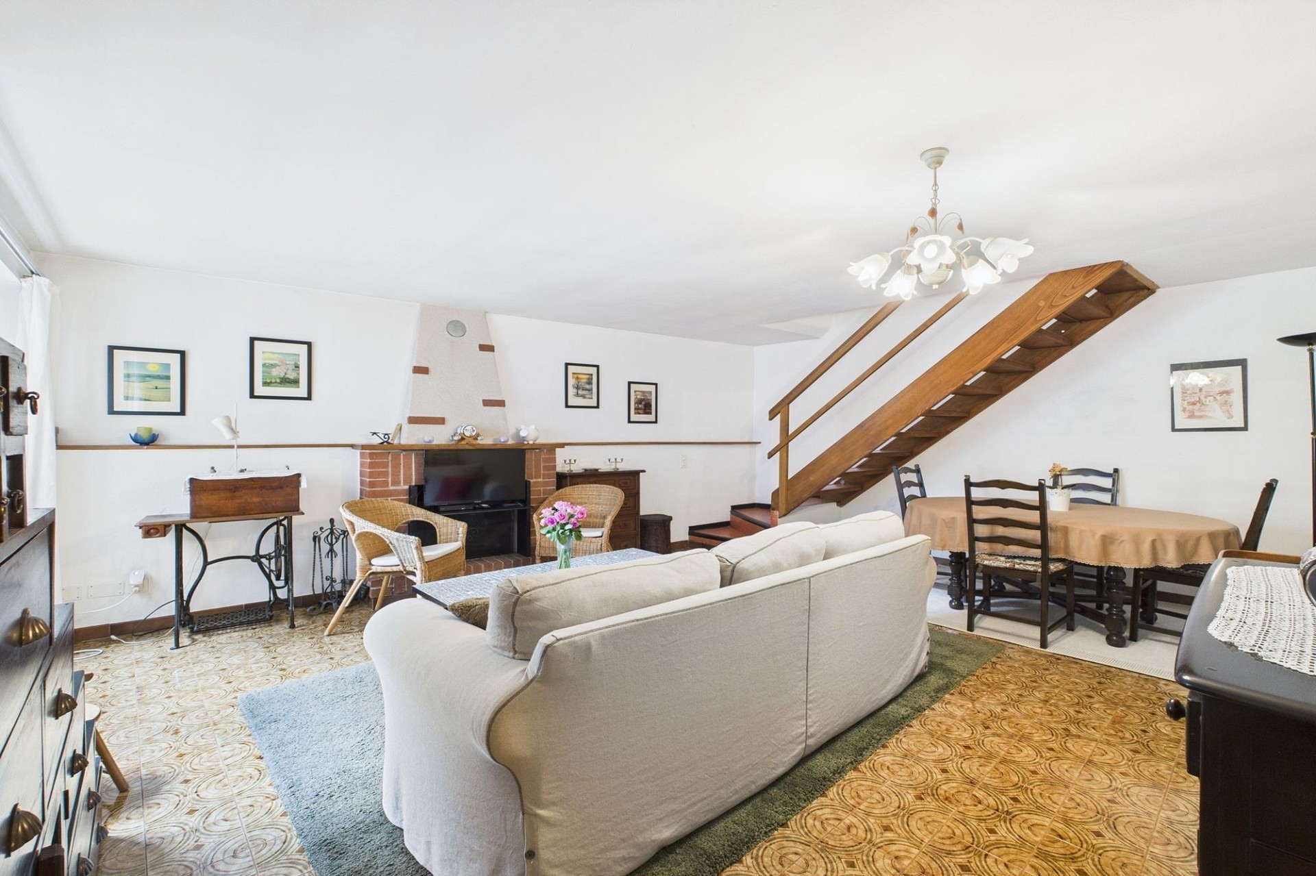 Wohnzimmer mit Essbereich und Treppe