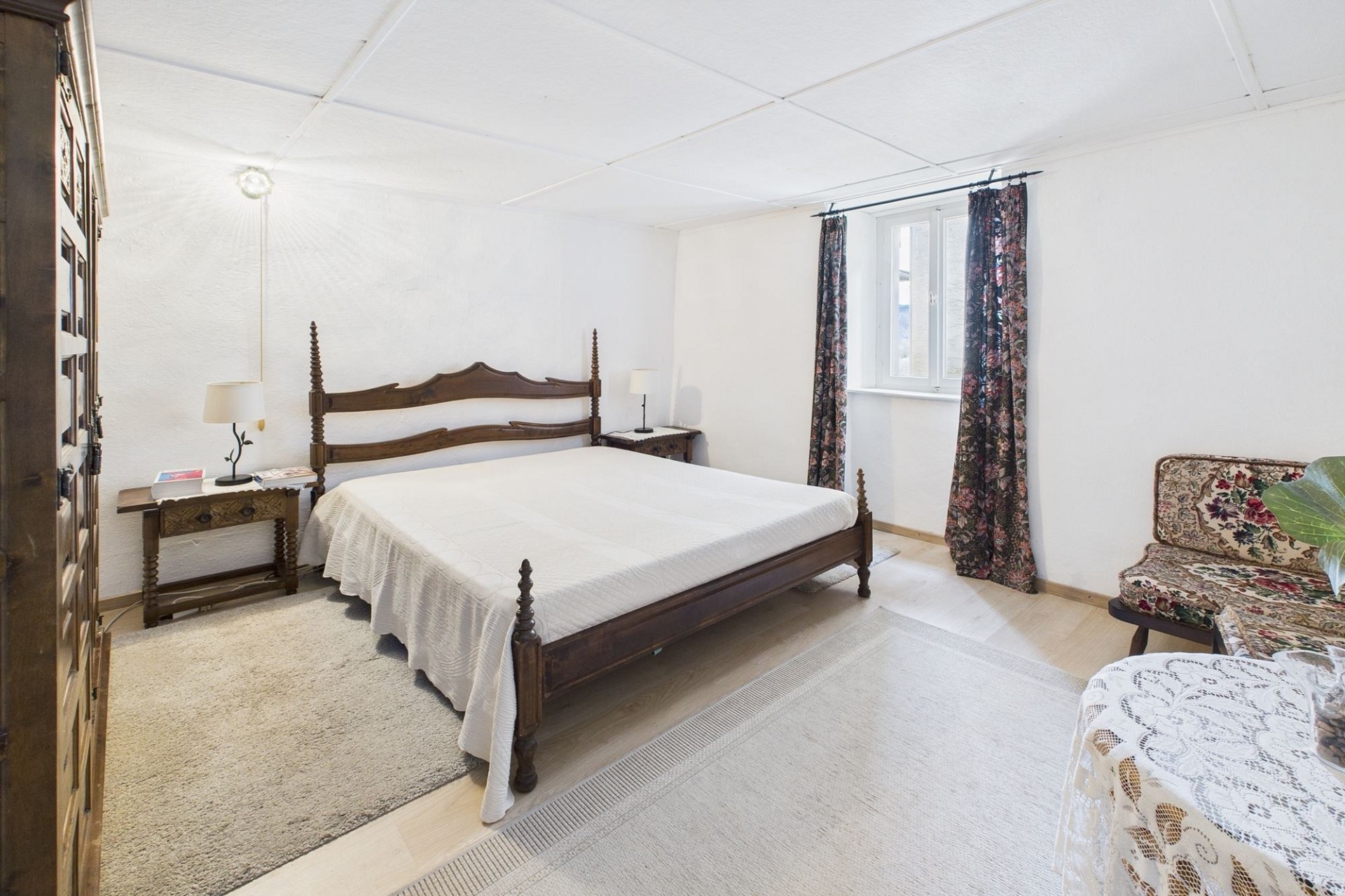 Schlafzimmer mit rustikalem Holzbett