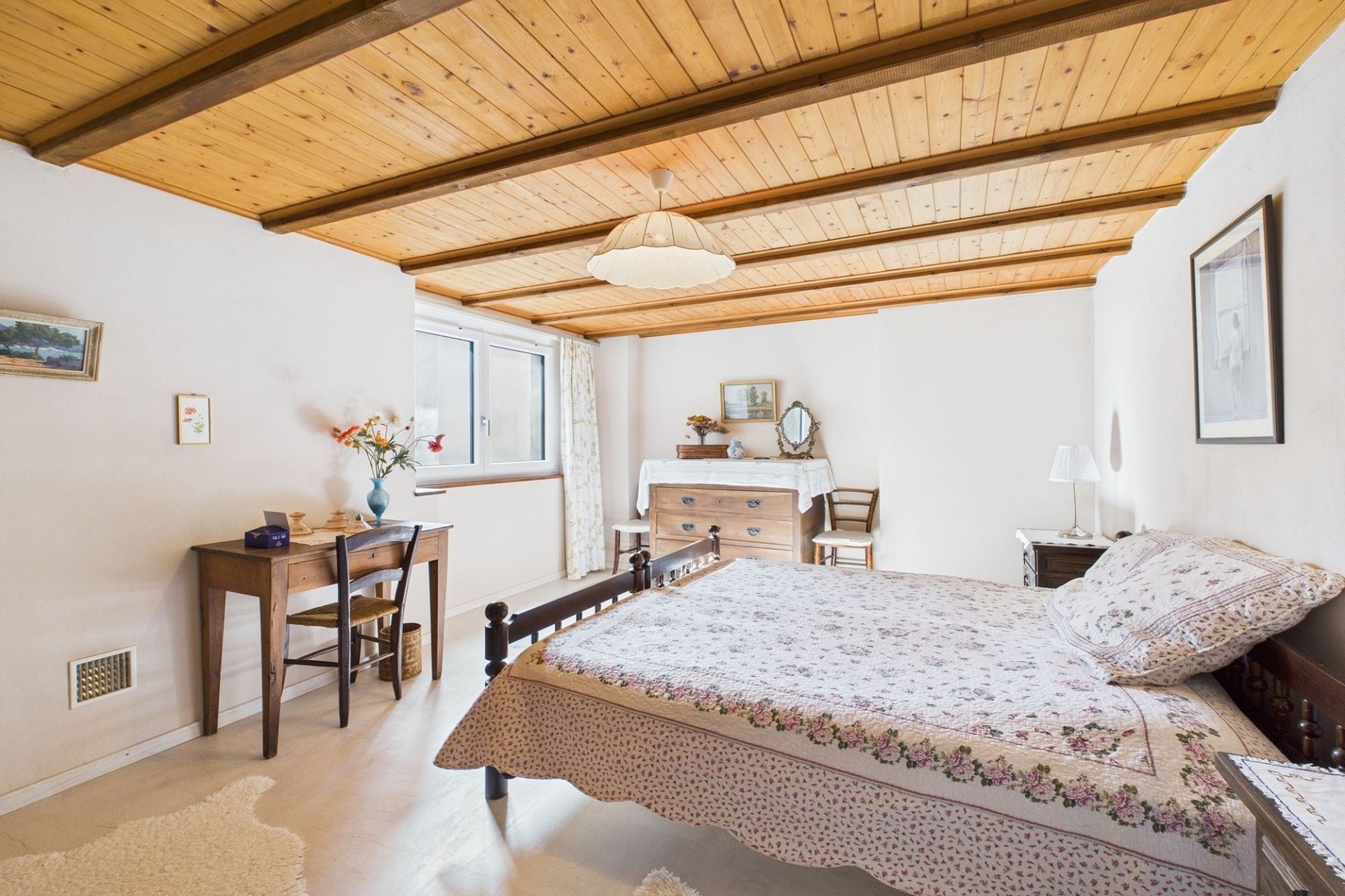 Gemütliches Schlafzimmer mit Holzbalkendecke
