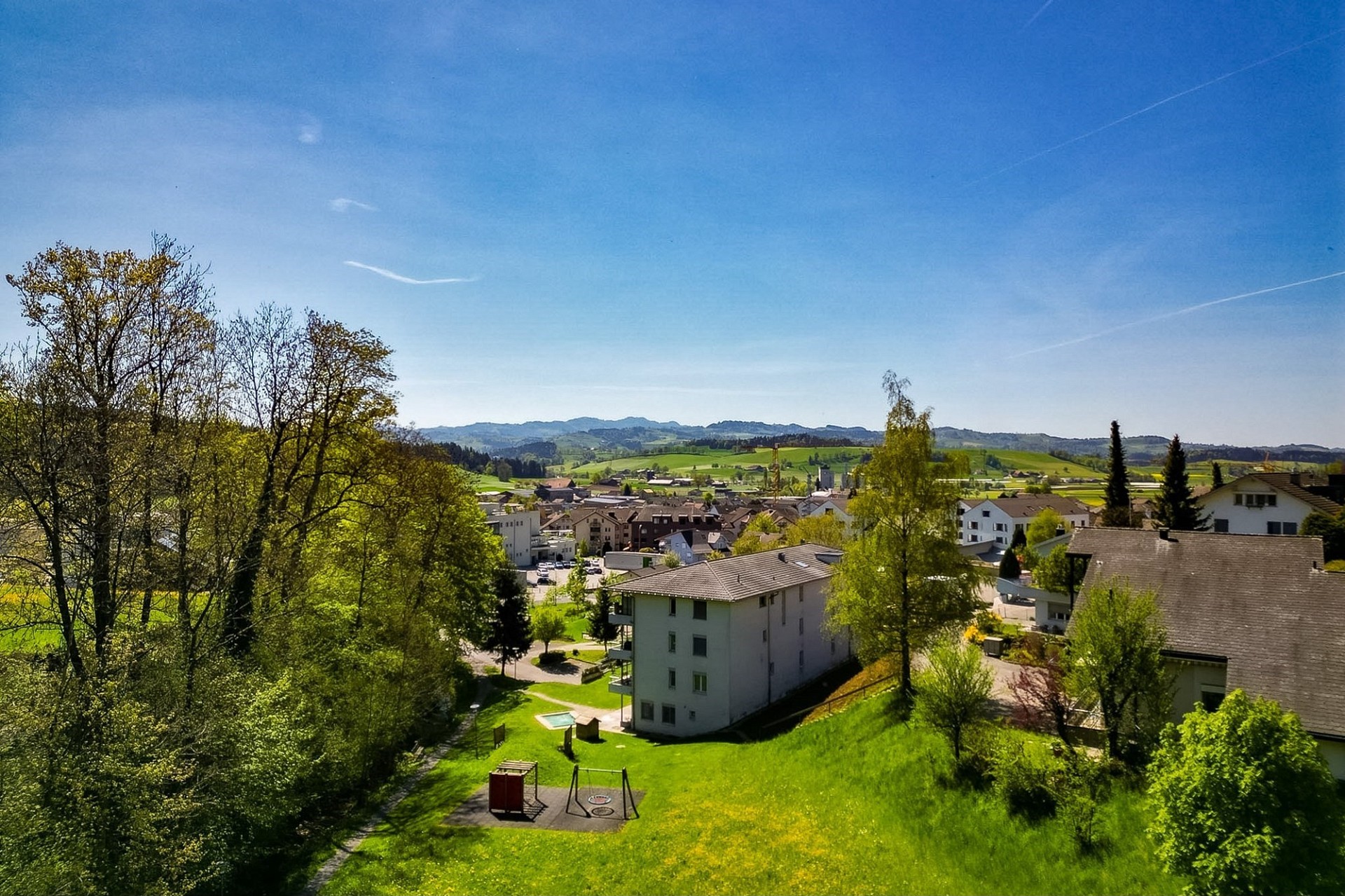 Weitblick über Wohngebiet und Landschaft