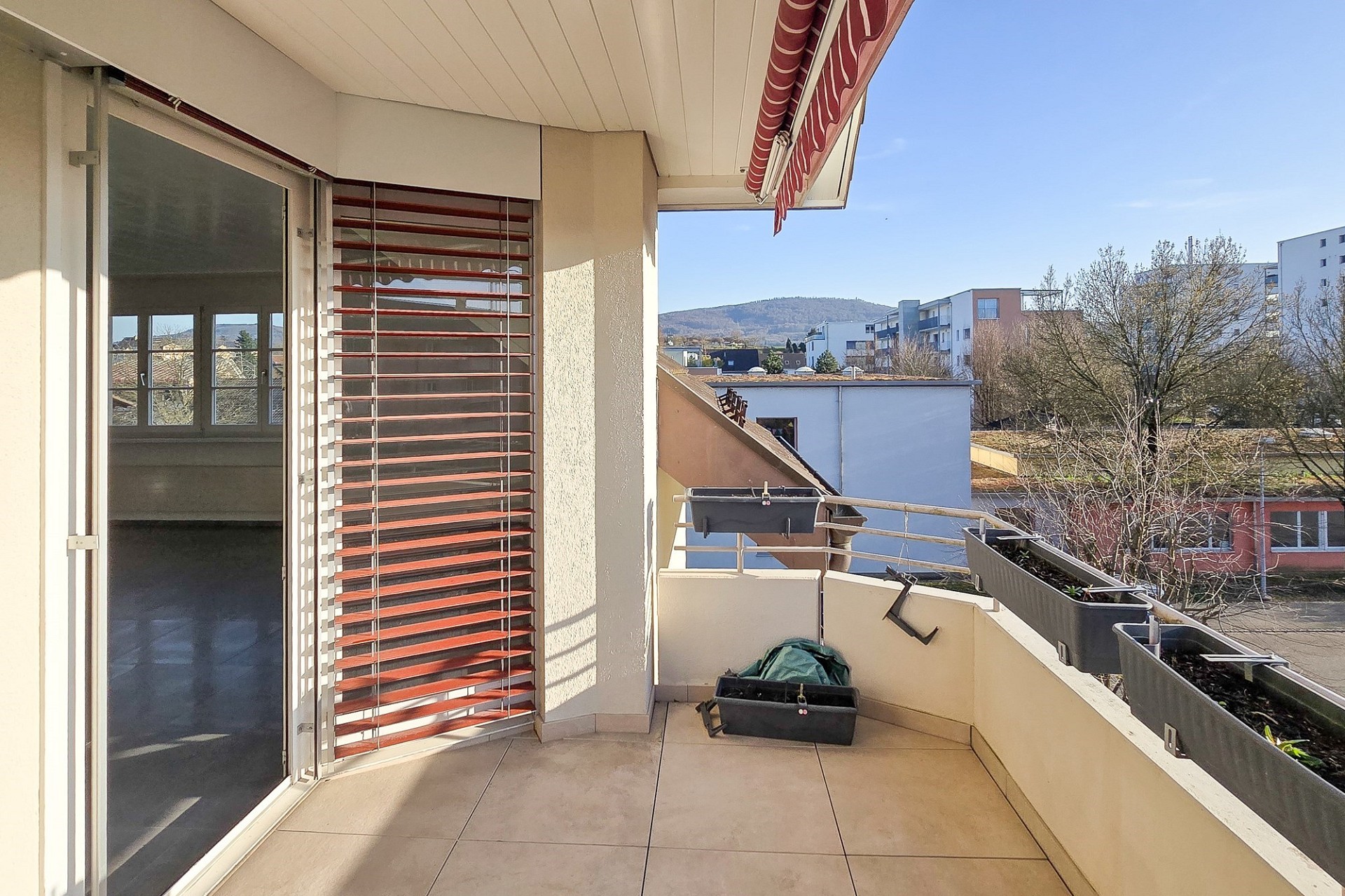 Balkon mit Markise und Ausblick