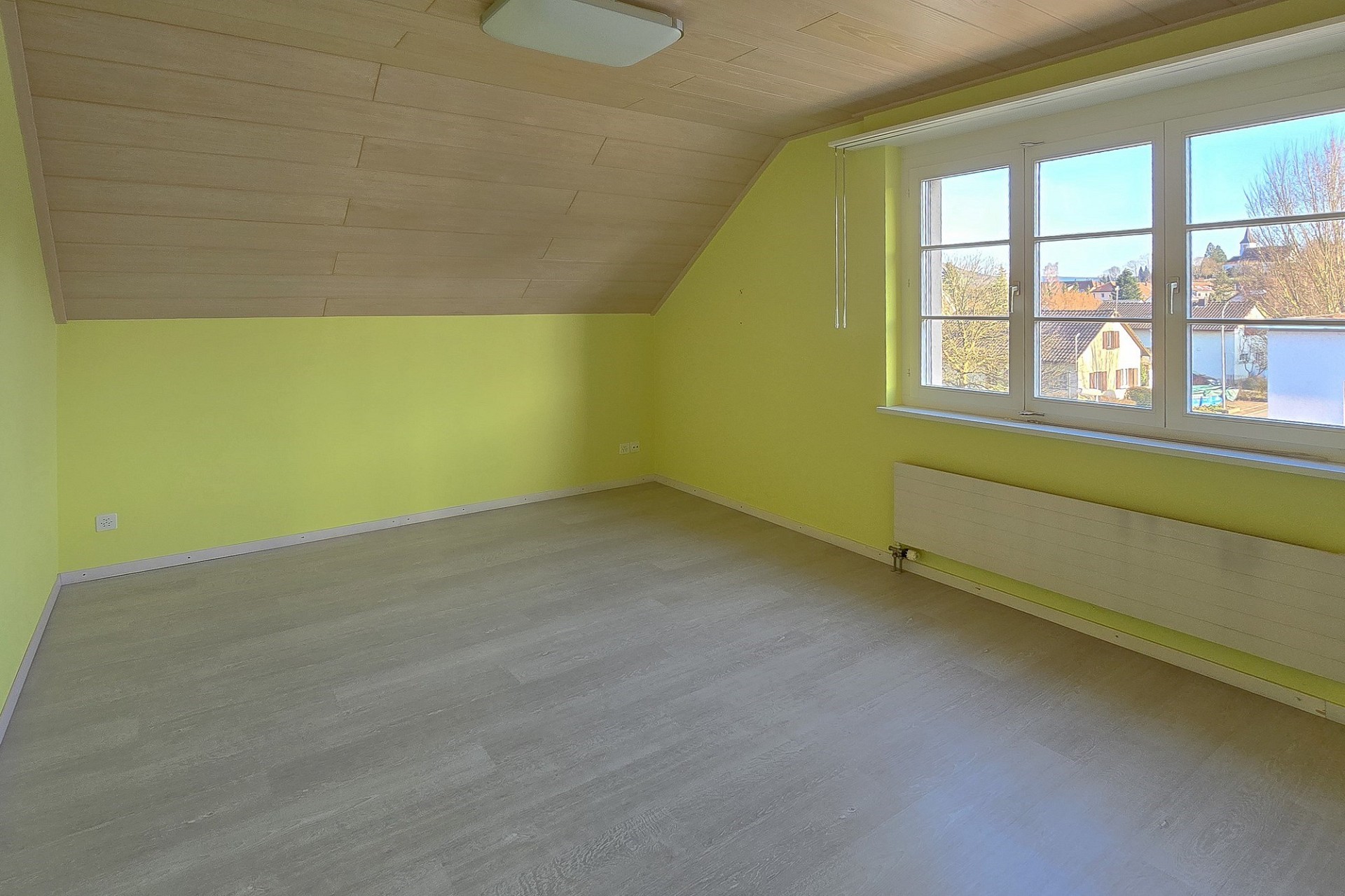 Leerer Dachraum mit Gaube und Fenster