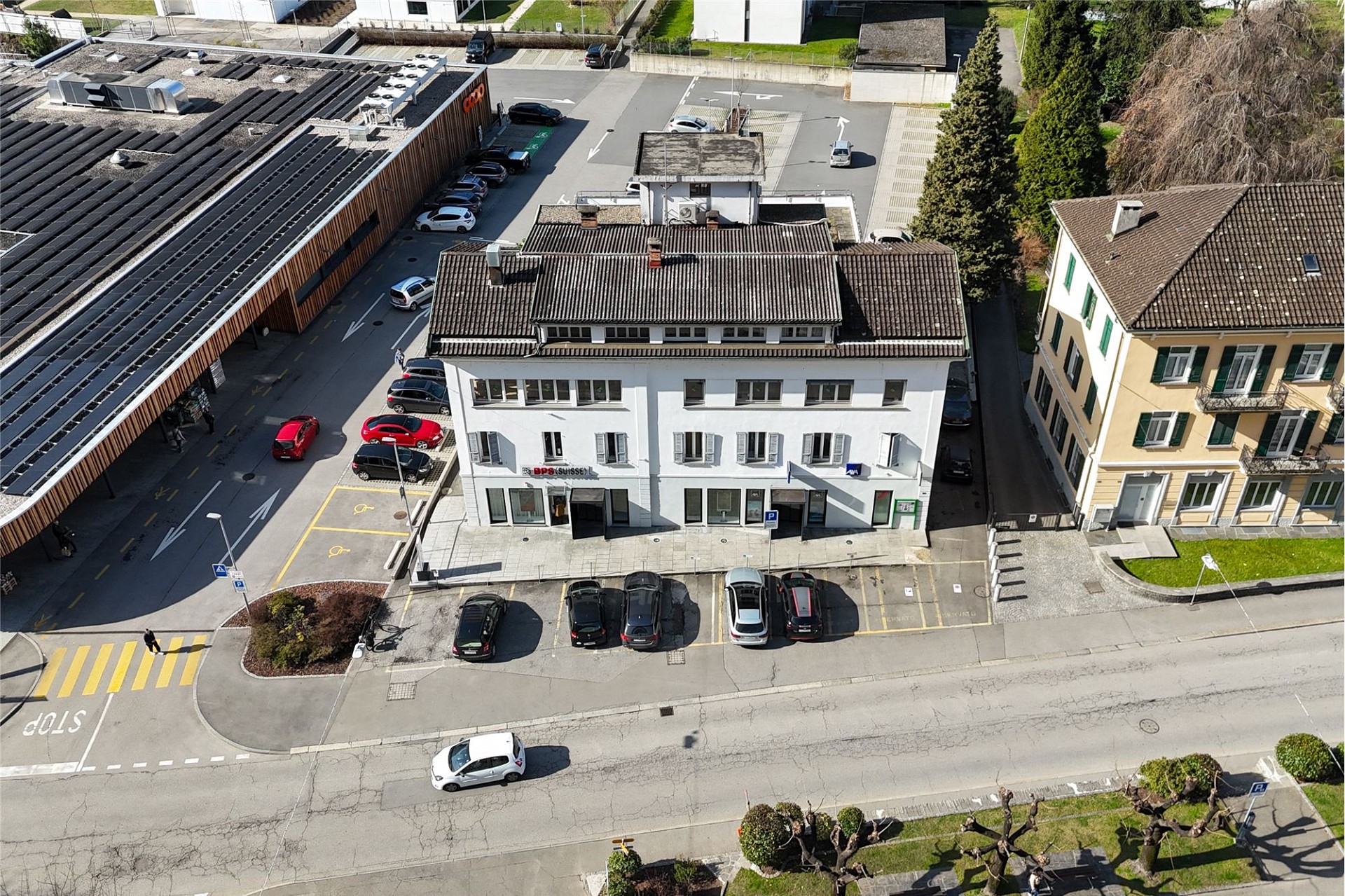 Luftaufnahme eines gemischt genutzten Gebäudes an einer Straße