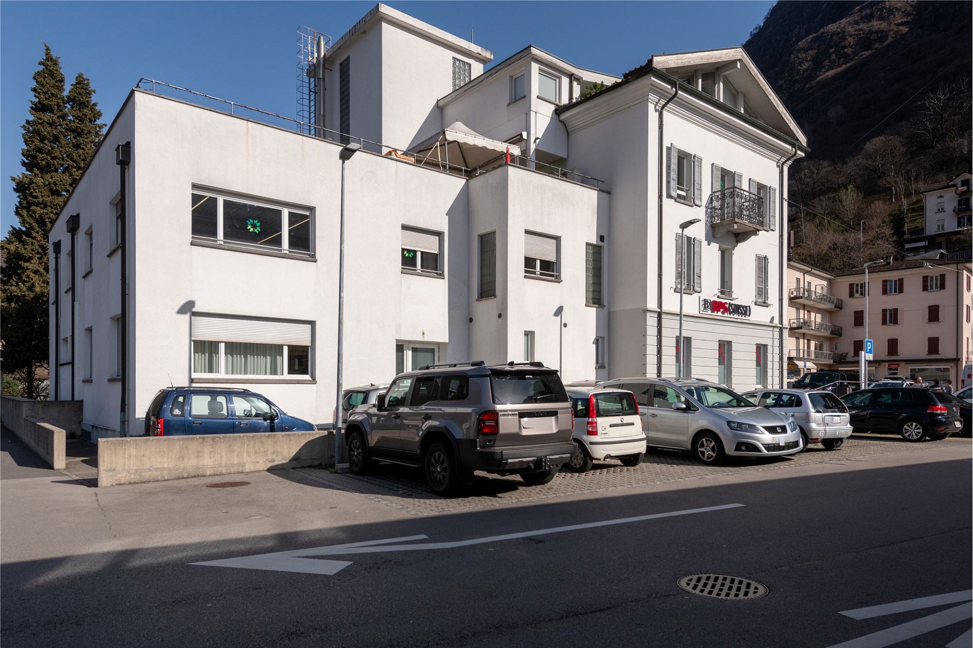 Städtisches Mehrfamilienhaus mit weißer Fassade