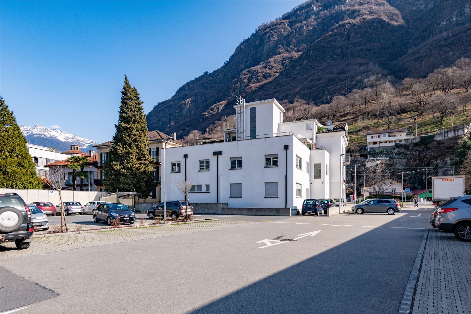 Außenansicht eines modernen Wohngebäudes in alpiner Lage