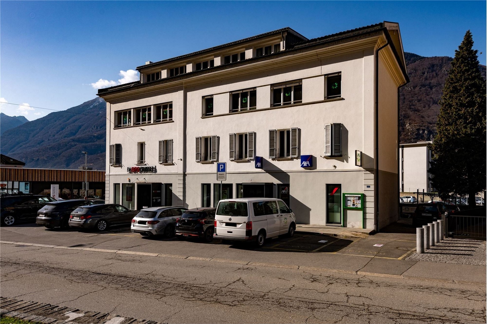 Außenansicht eines mehrstöckigen Gebäudes mit Parkplatz