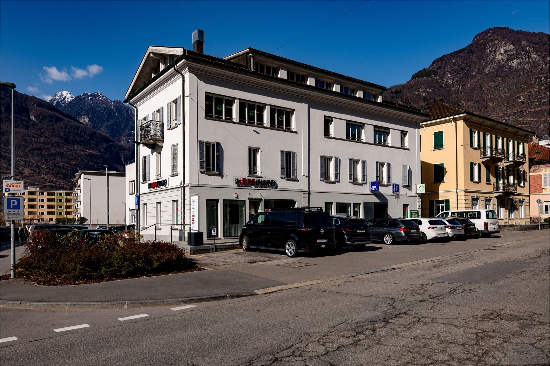 Mehrfamilienhaus mit Bergblick