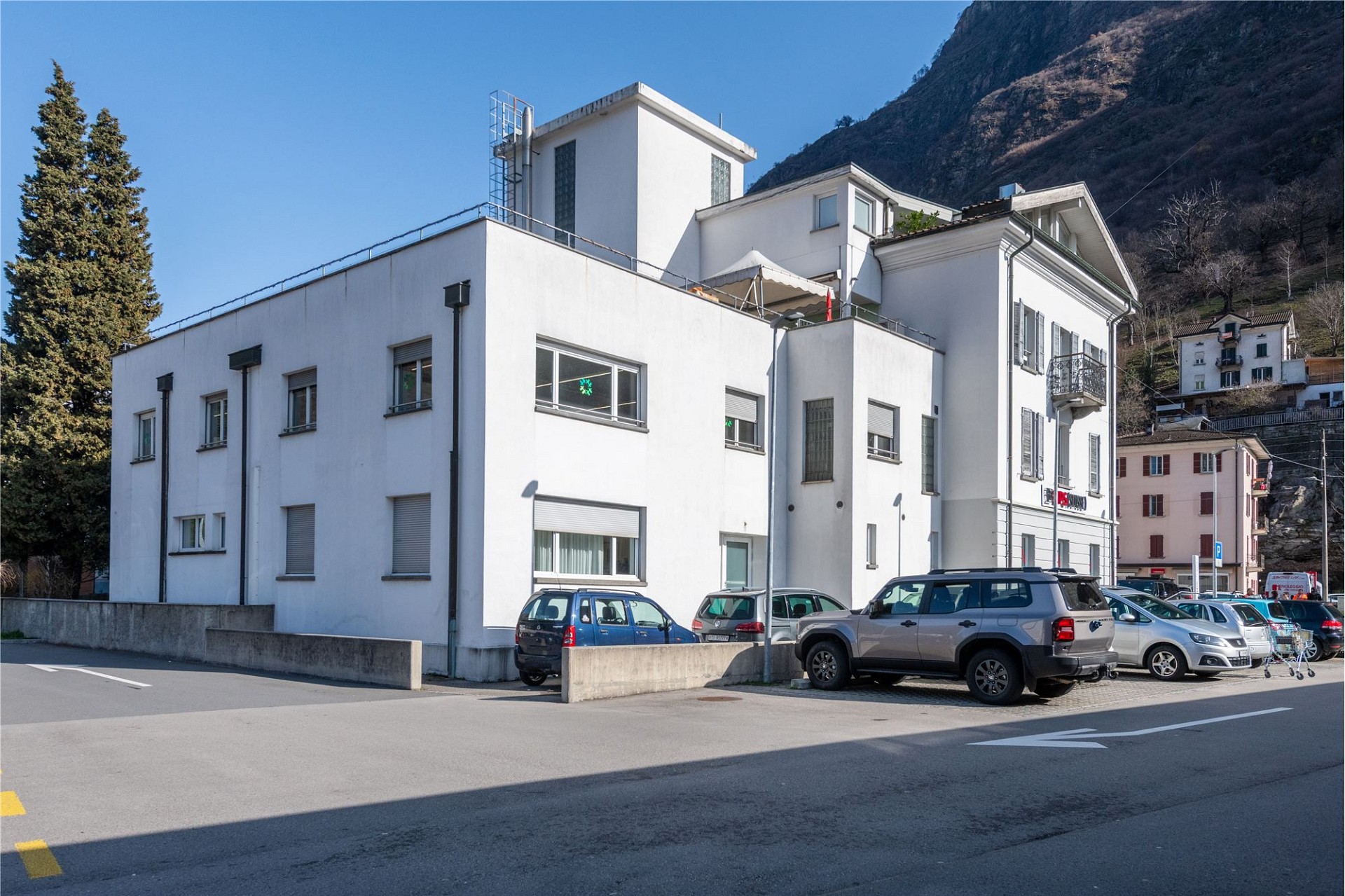 Mehrfamilienhaus an einer Bergstraße
