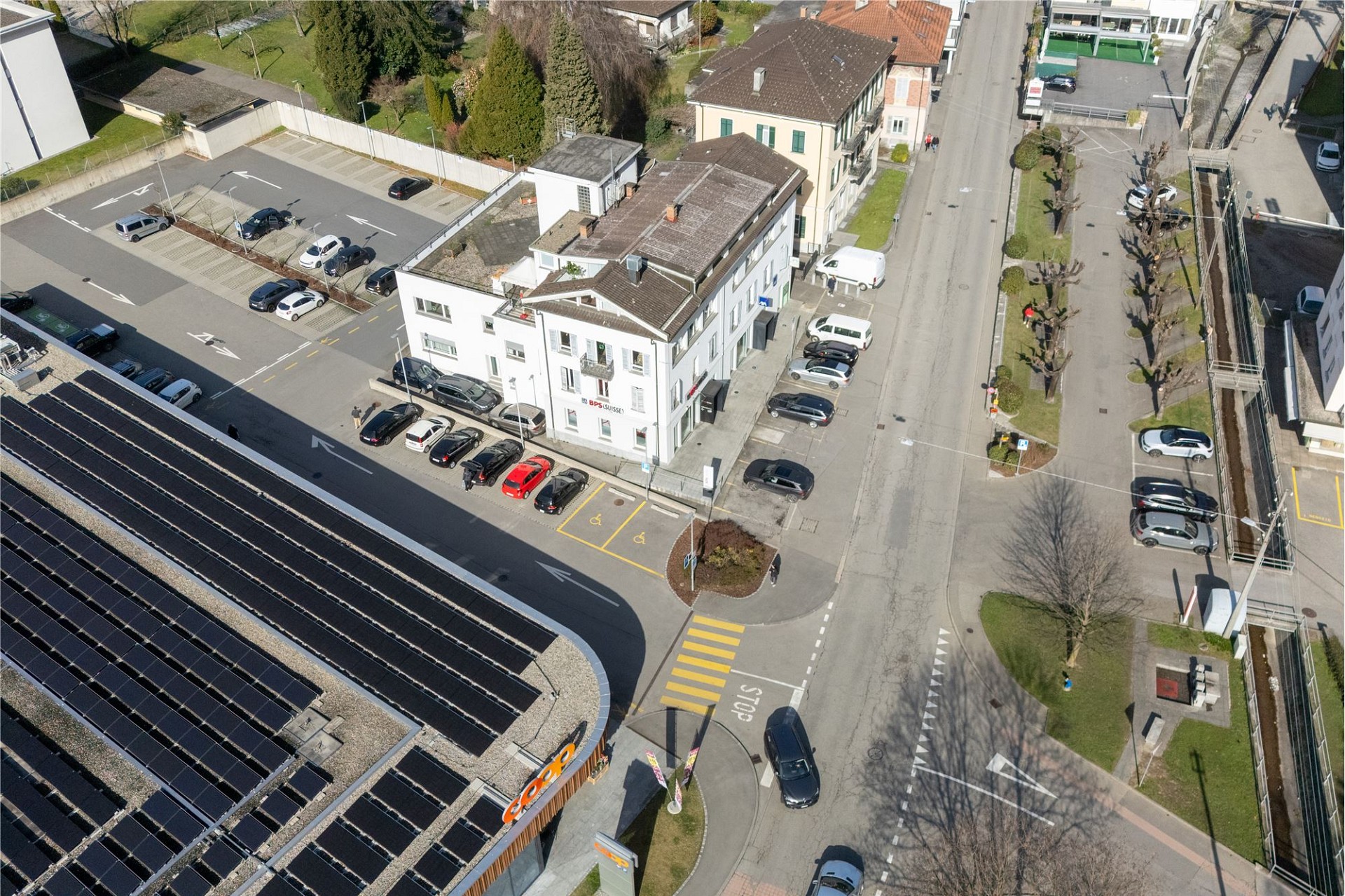 Luftaufnahme eines städtischen Gebäudekomplexes mit Solardach