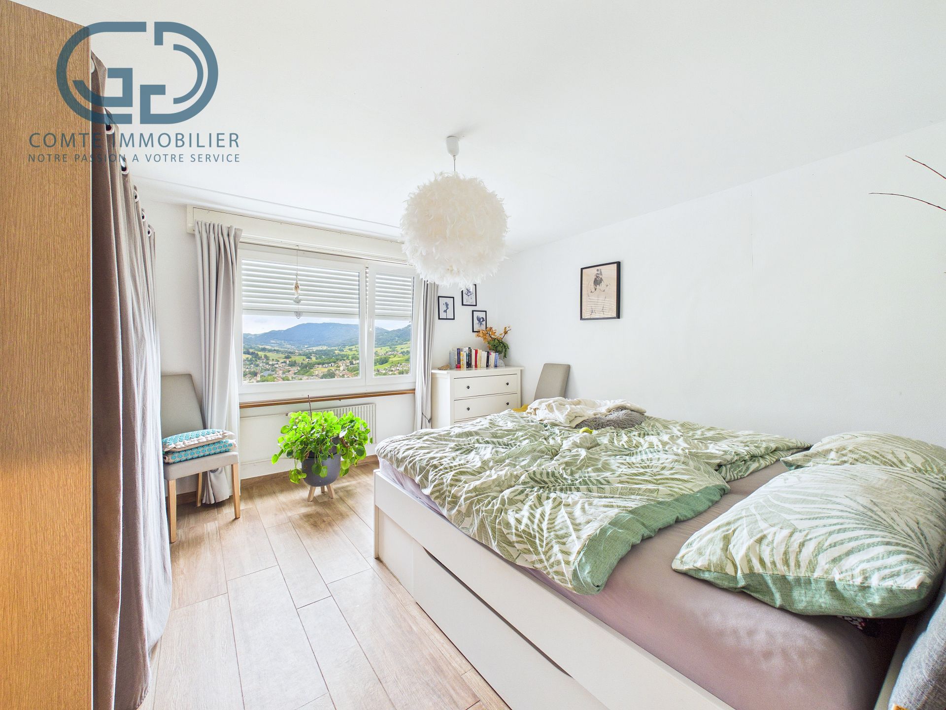 Helles Schlafzimmer mit Bergblick