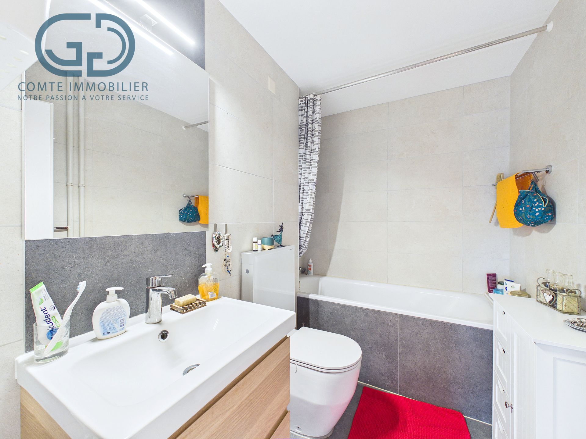 Modernes Badezimmer mit Wanne und Waschtisch