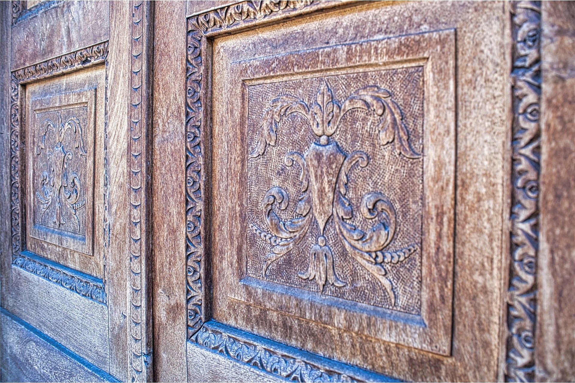 Verzierte Holztür mit Reliefs