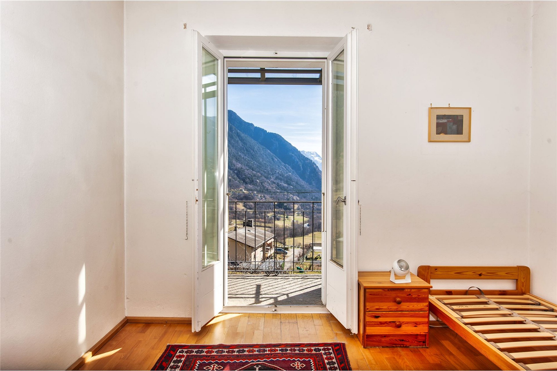 Helles Zimmer mit Balkon- oder Terrassentür und Bergblick