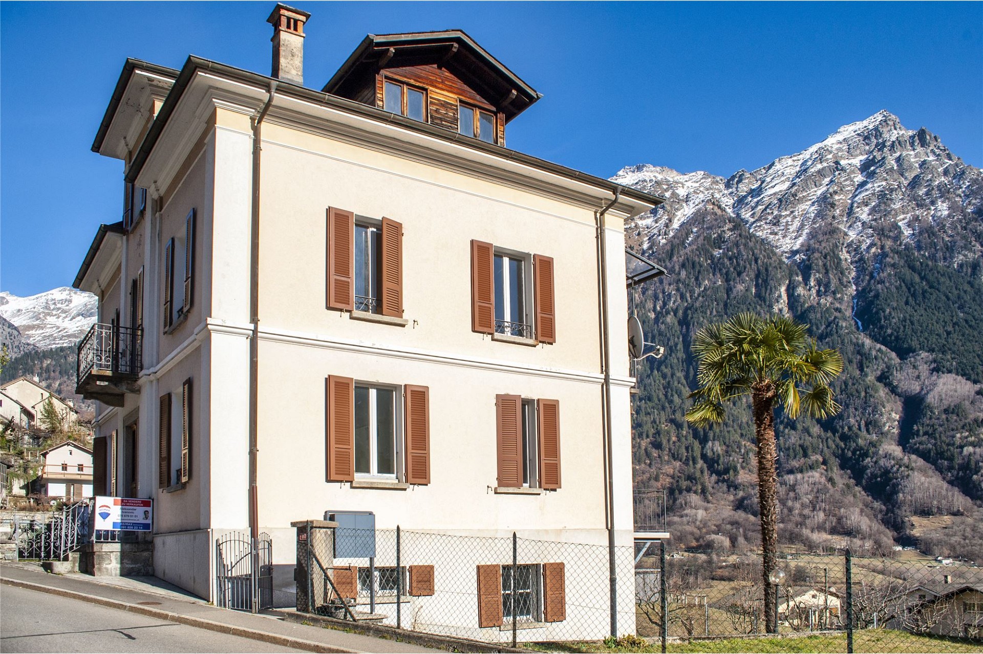 Mehrfamilienhaus mit Bergblick