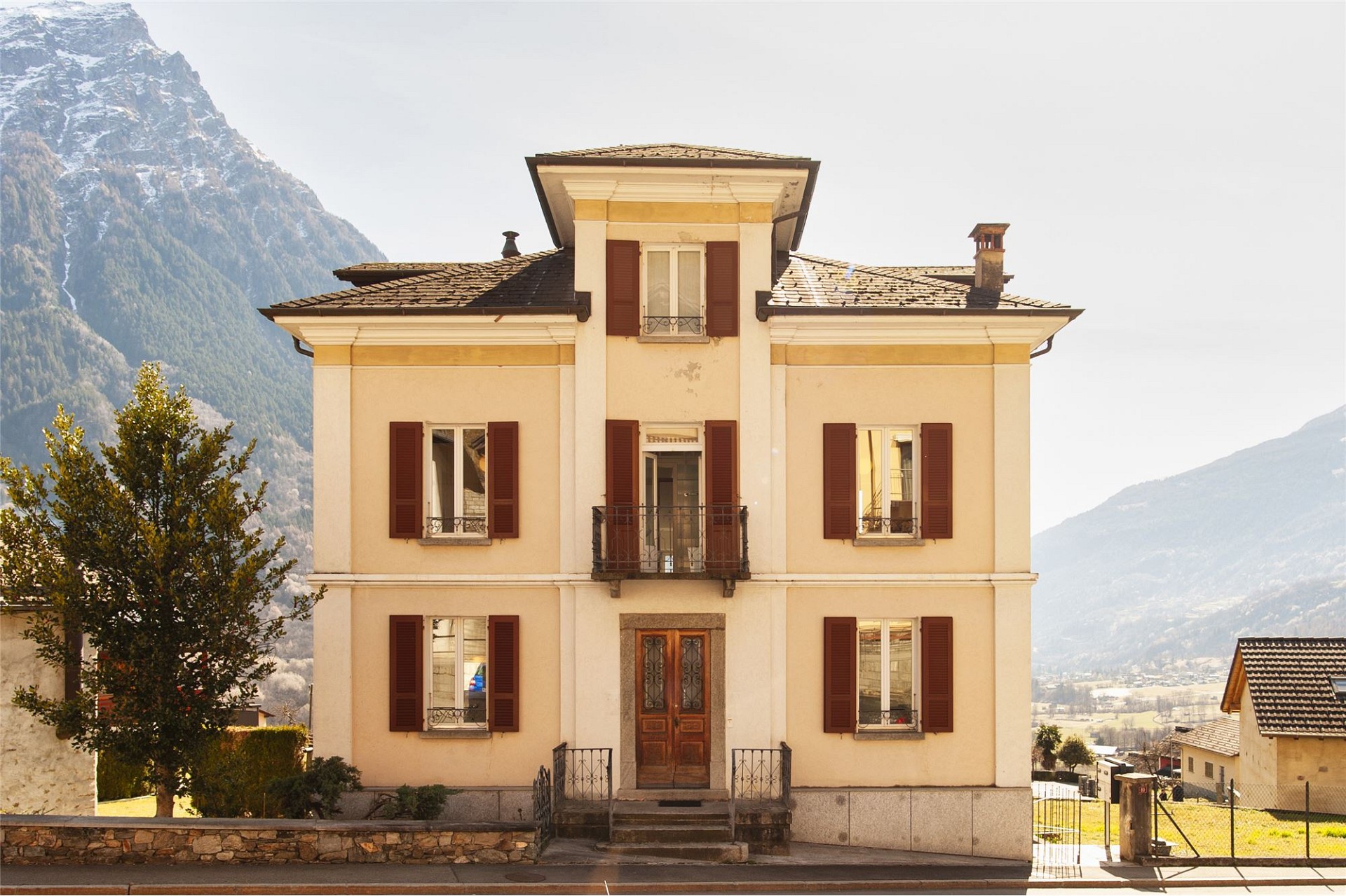 Alpenhaus mit Bergblick