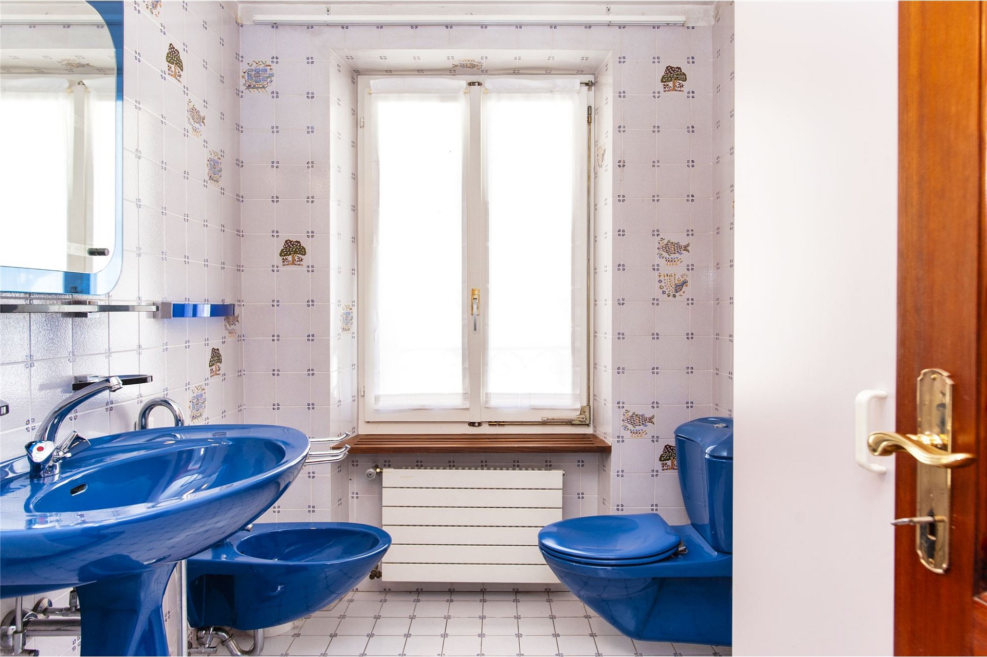 Badezimmer mit auffälliger blauer Sanitärkeramik