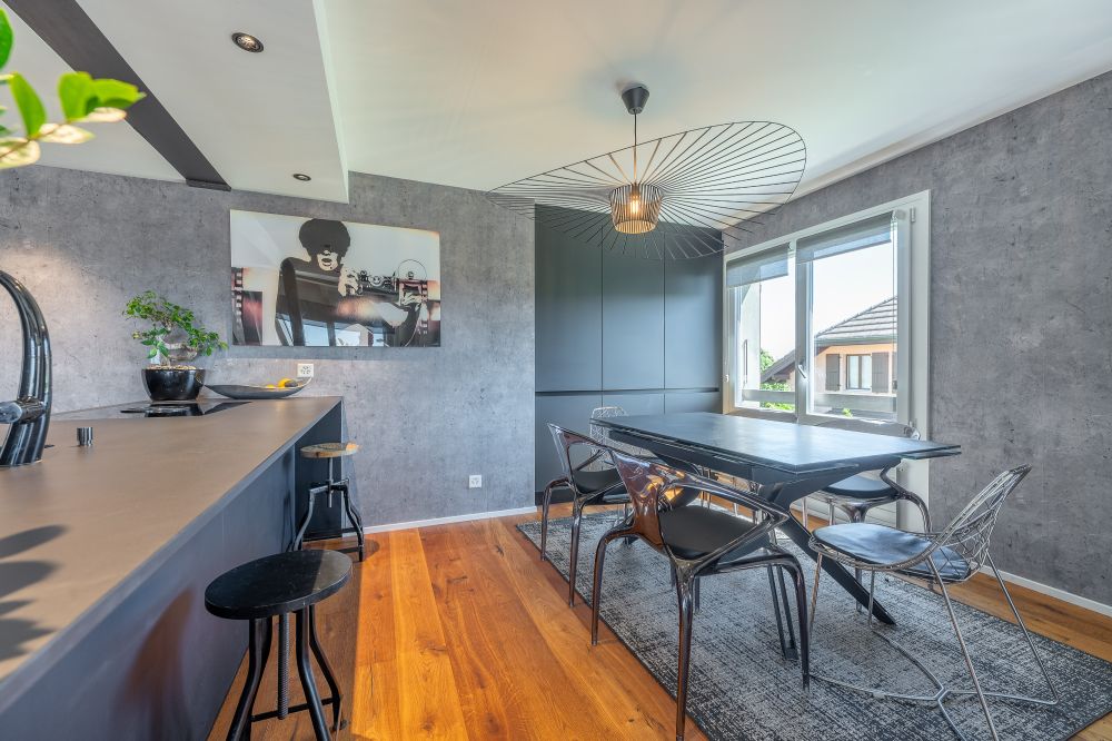 Modernes Esszimmer mit Küchenbereich
