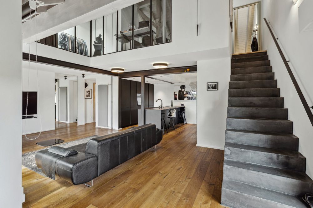 Offener Wohnbereich mit Treppe und Galerie