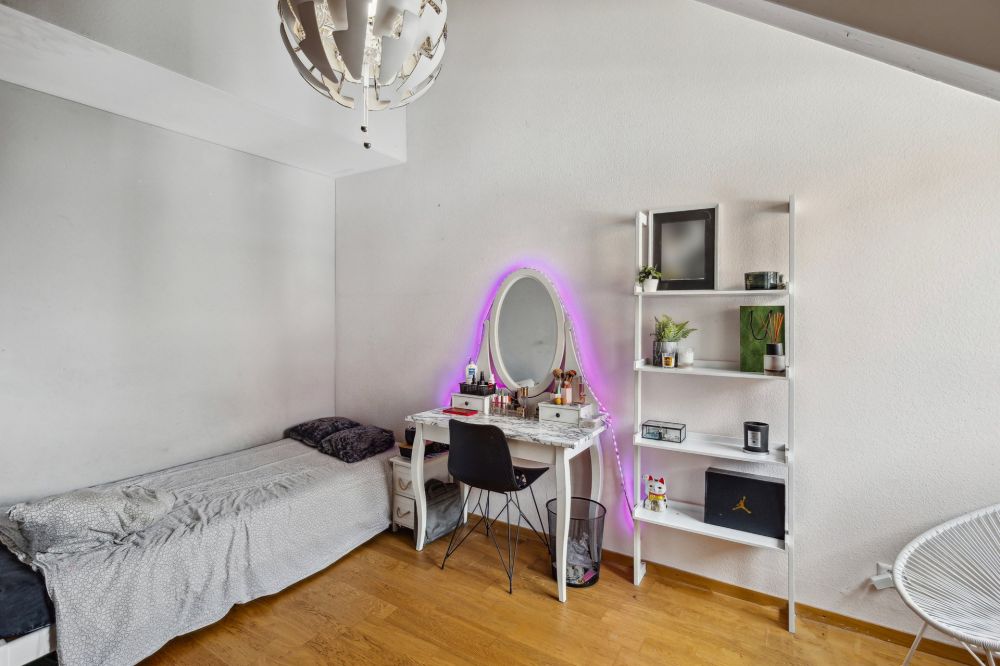Schlafzimmer mit Schminktisch und Regal