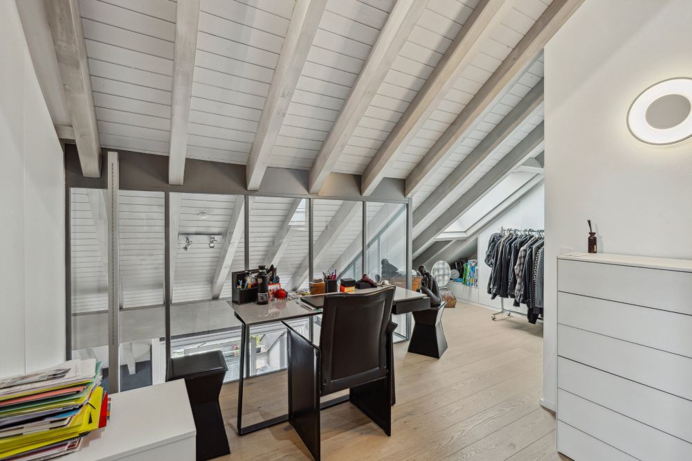 Dachgeschoss-Arbeitsbereich mit offener Galerie