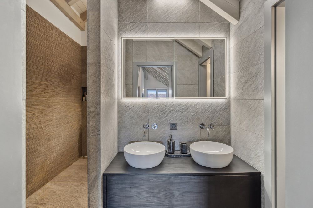 Modernes Doppelwaschbecken im Bad
